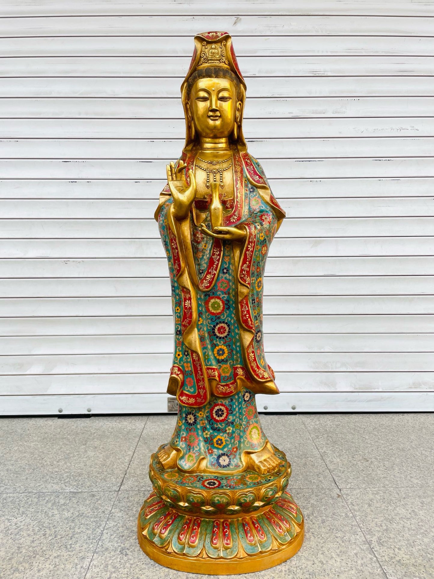 A copper gilded cloisonn é [Pure Bottle Guanyin Bodhisattva] statue