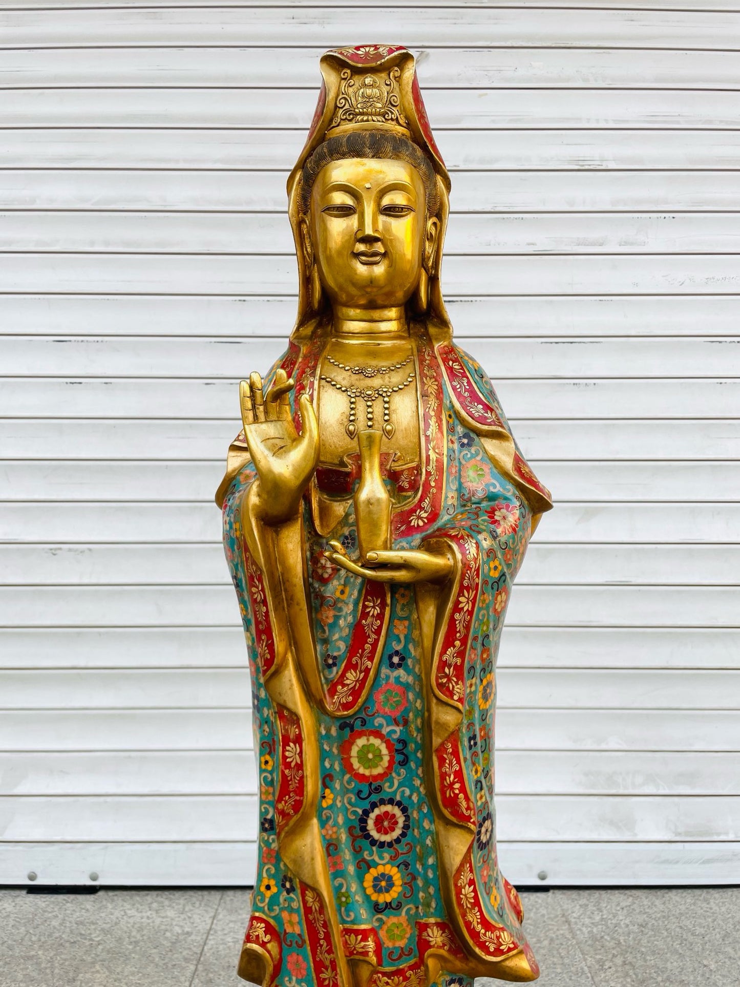 A copper gilded cloisonn é [Pure Bottle Guanyin Bodhisattva] statue