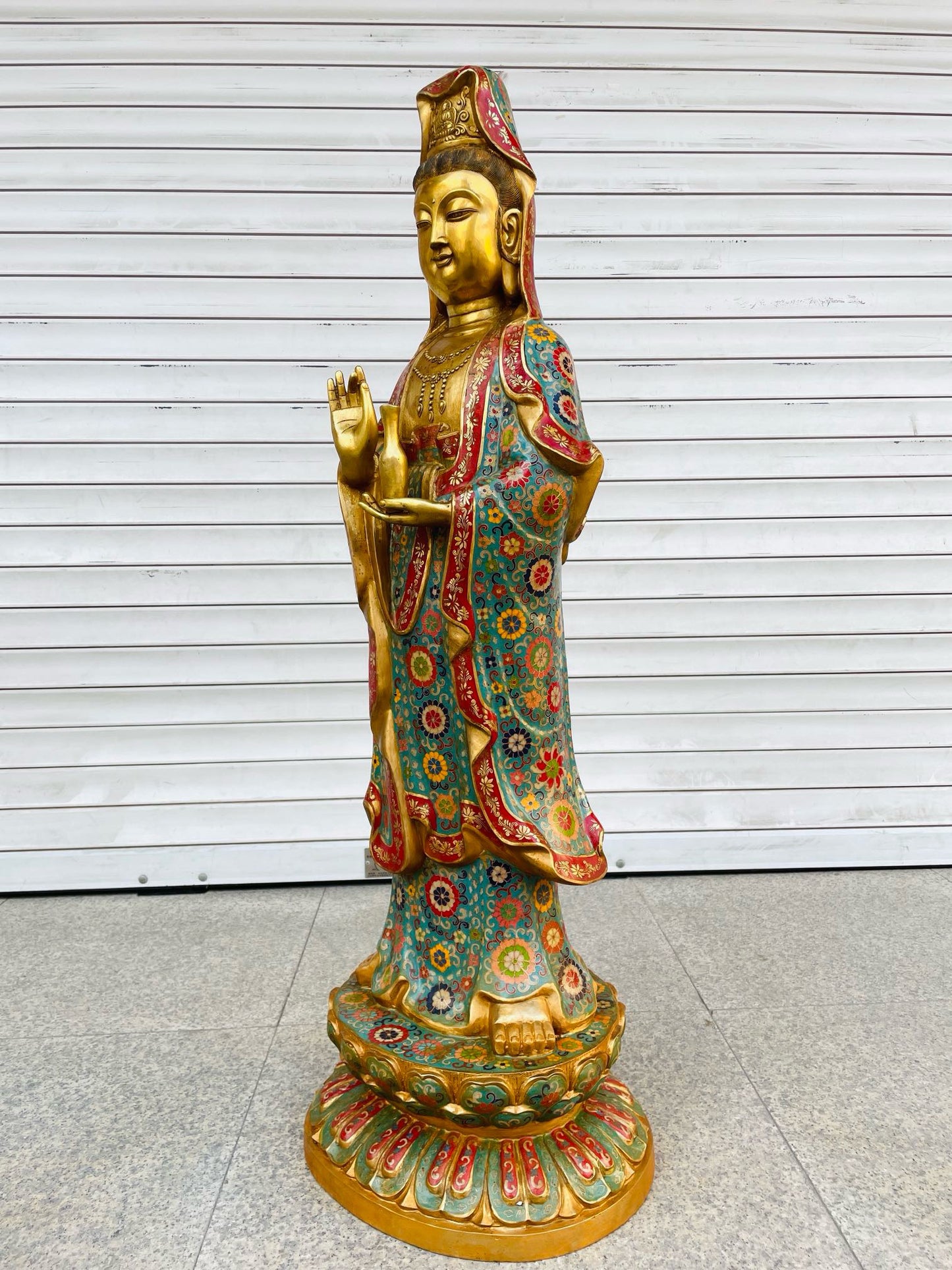 A copper gilded cloisonn é [Pure Bottle Guanyin Bodhisattva] statue