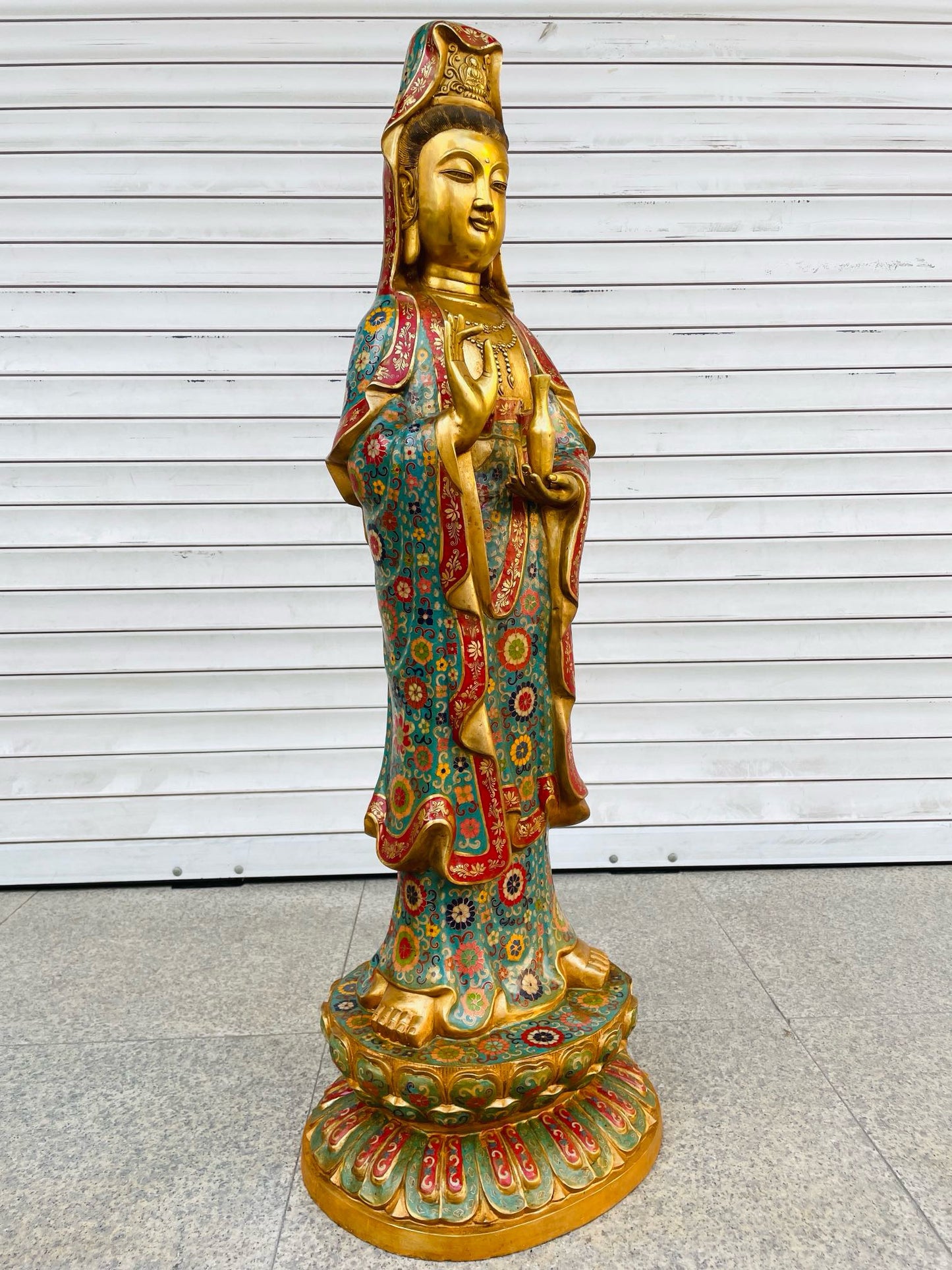 A copper gilded cloisonn é [Pure Bottle Guanyin Bodhisattva] statue