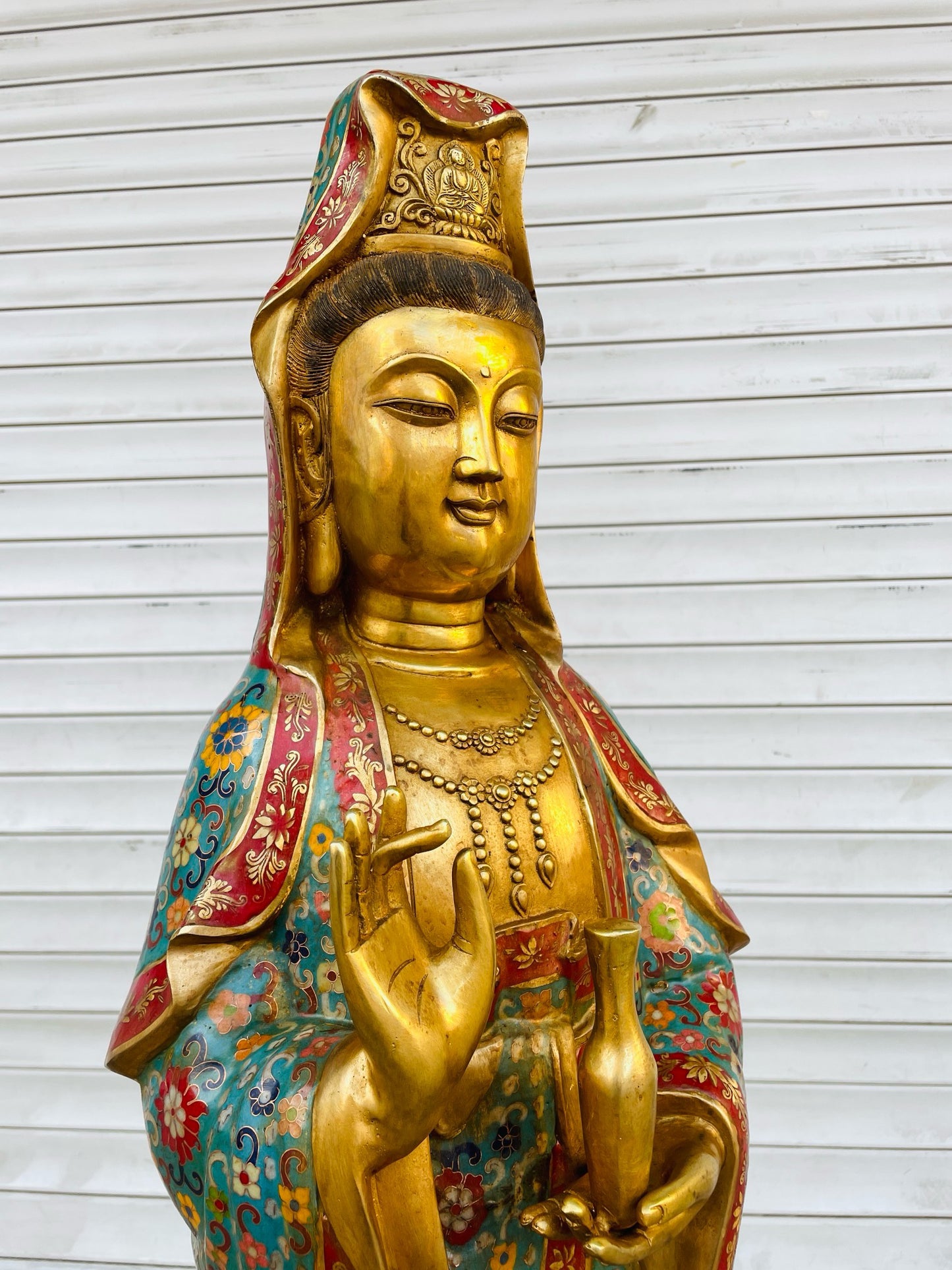 A copper gilded cloisonn é [Pure Bottle Guanyin Bodhisattva] statue