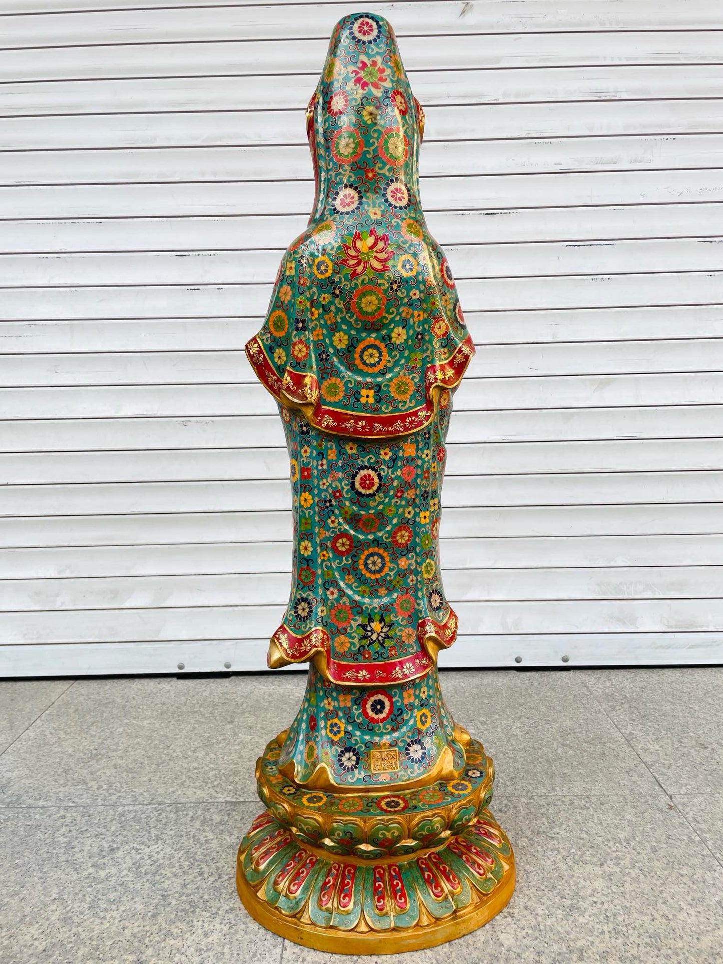 A copper gilded cloisonn é [Pure Bottle Guanyin Bodhisattva] statue