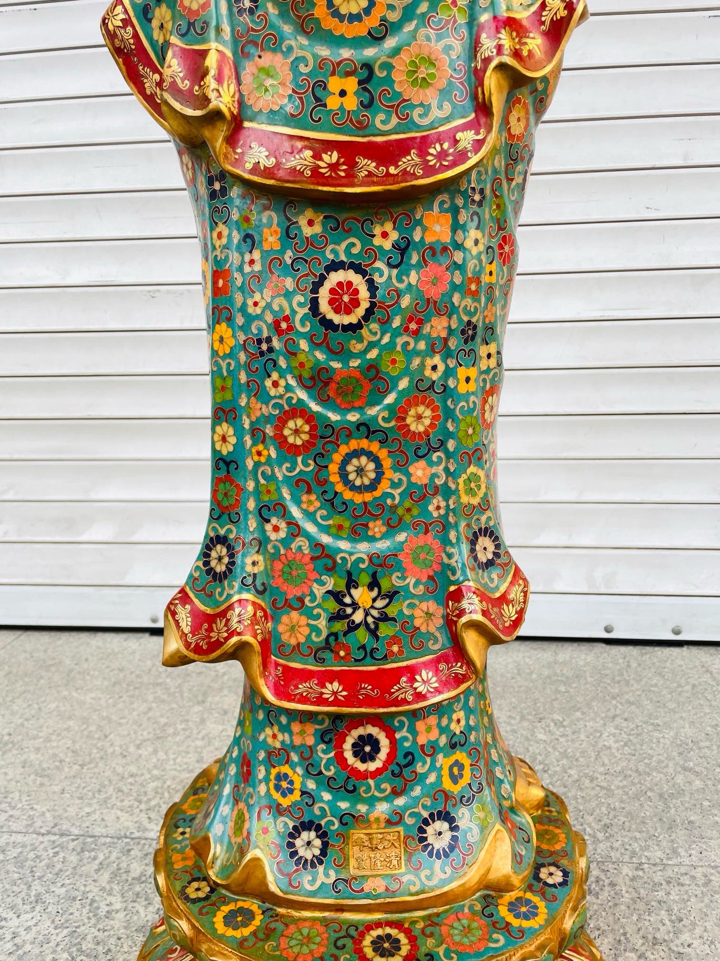 A copper gilded cloisonn é [Pure Bottle Guanyin Bodhisattva] statue