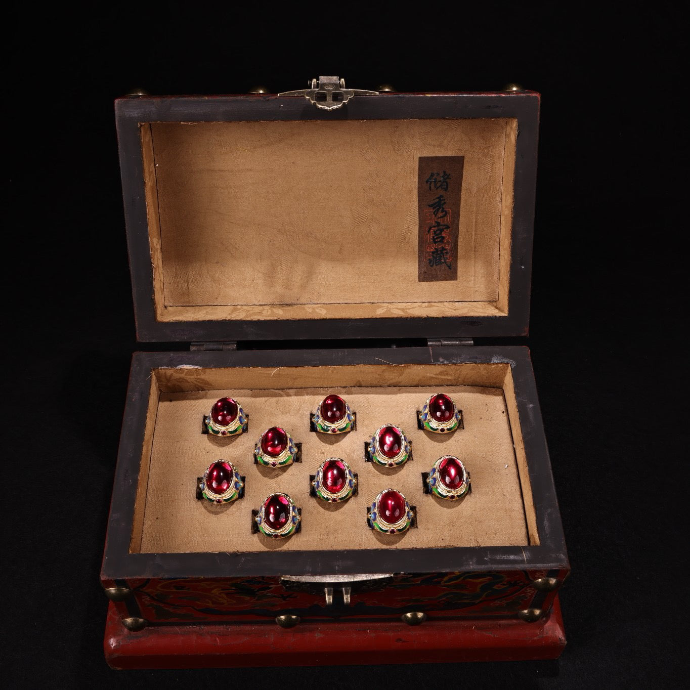 A box of rare and exquisite red gemstone and diamond rings set with Chinese antique gilded gold inlay