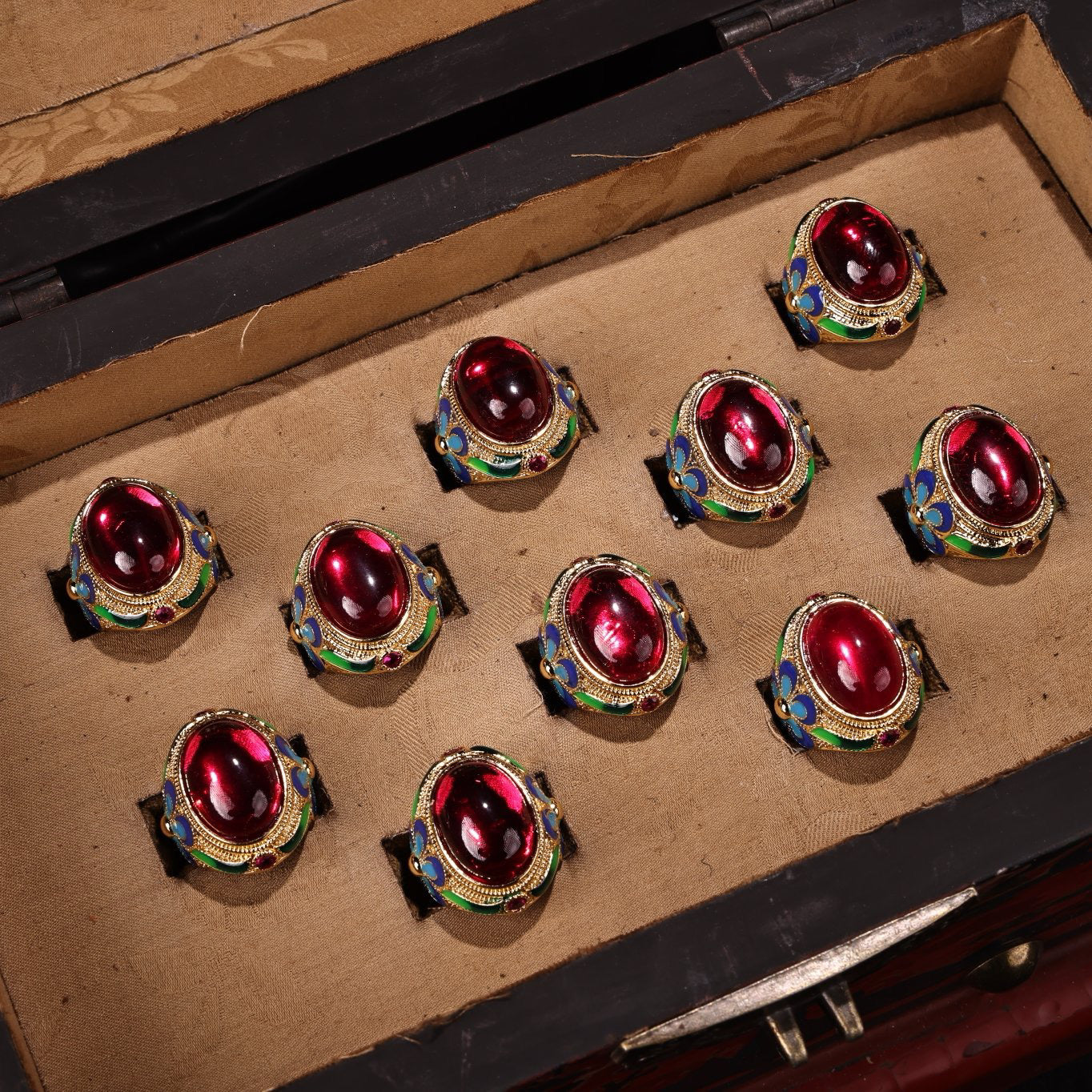 A box of rare and exquisite red gemstone and diamond rings set with Chinese antique gilded gold inlay