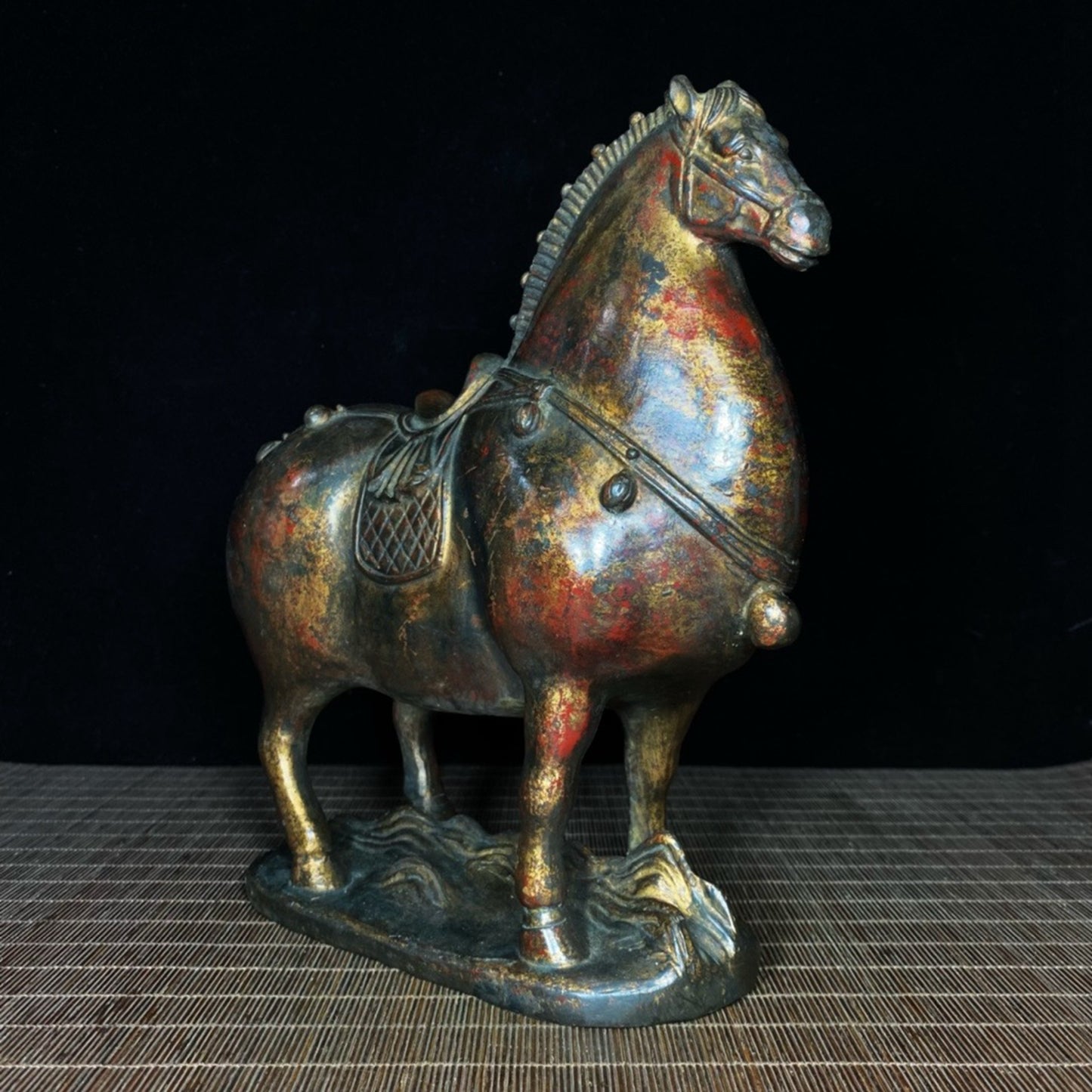 Old copper tire mud golden horse