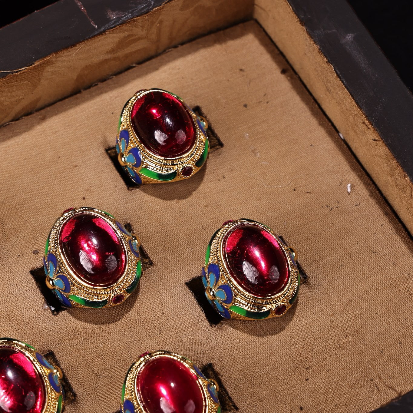 A box of rare and exquisite red gemstone and diamond rings set with Chinese antique gilded gold inlay