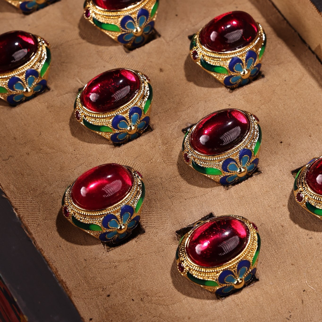 A box of rare and exquisite red gemstone and diamond rings set with Chinese antique gilded gold inlay