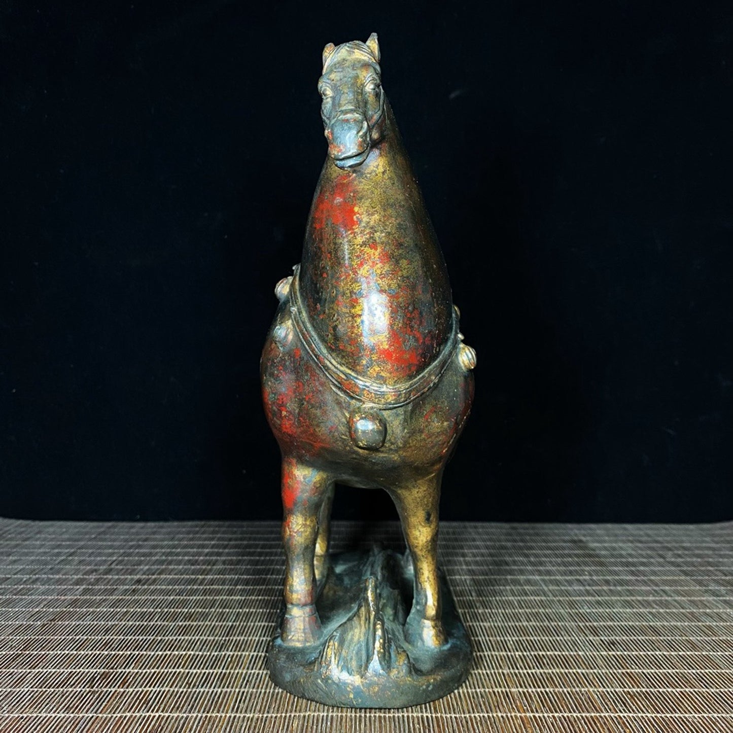 Old copper tire mud golden horse