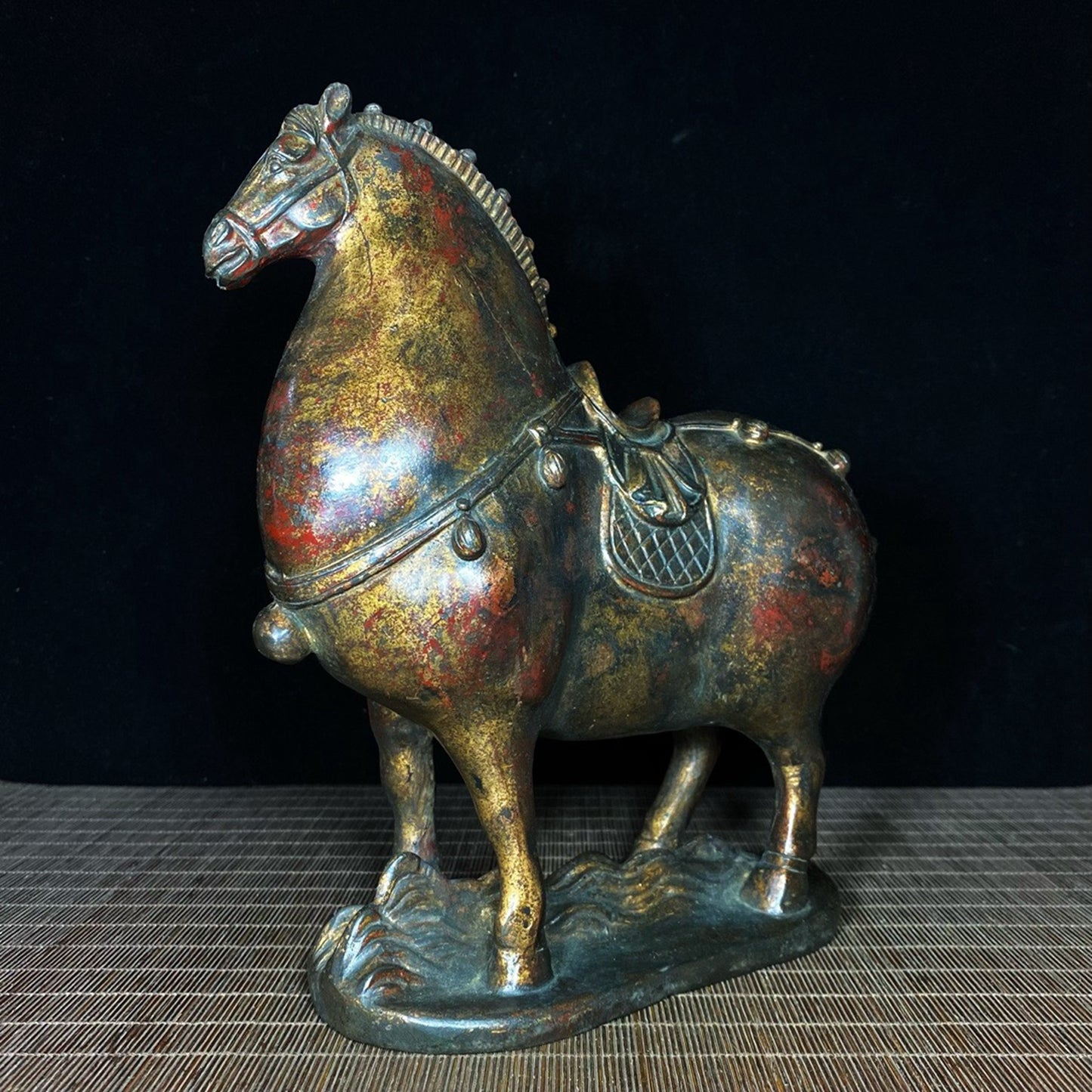 Old copper tire mud golden horse