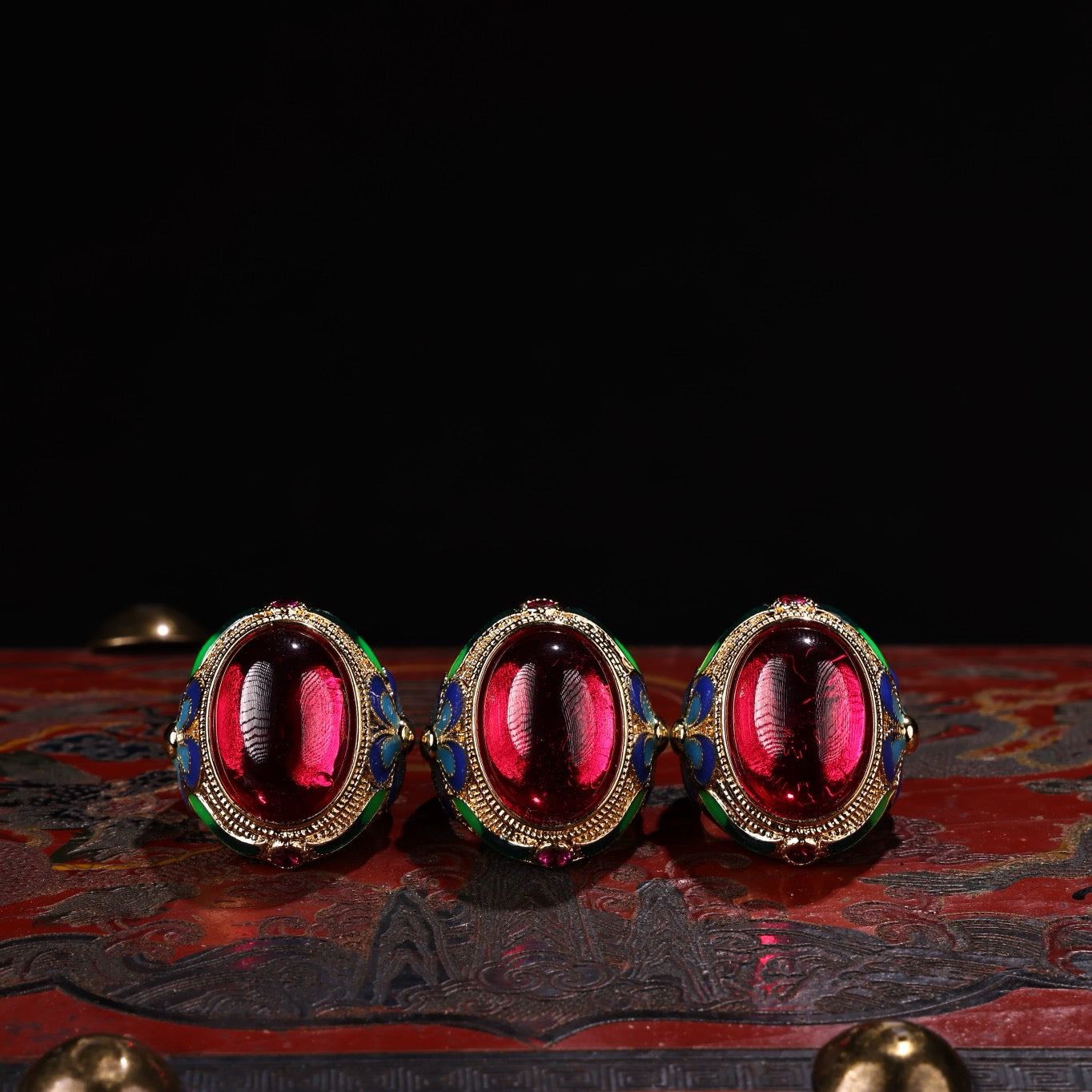 A box of rare and exquisite red gemstone and diamond rings set with Chinese antique gilded gold inlay