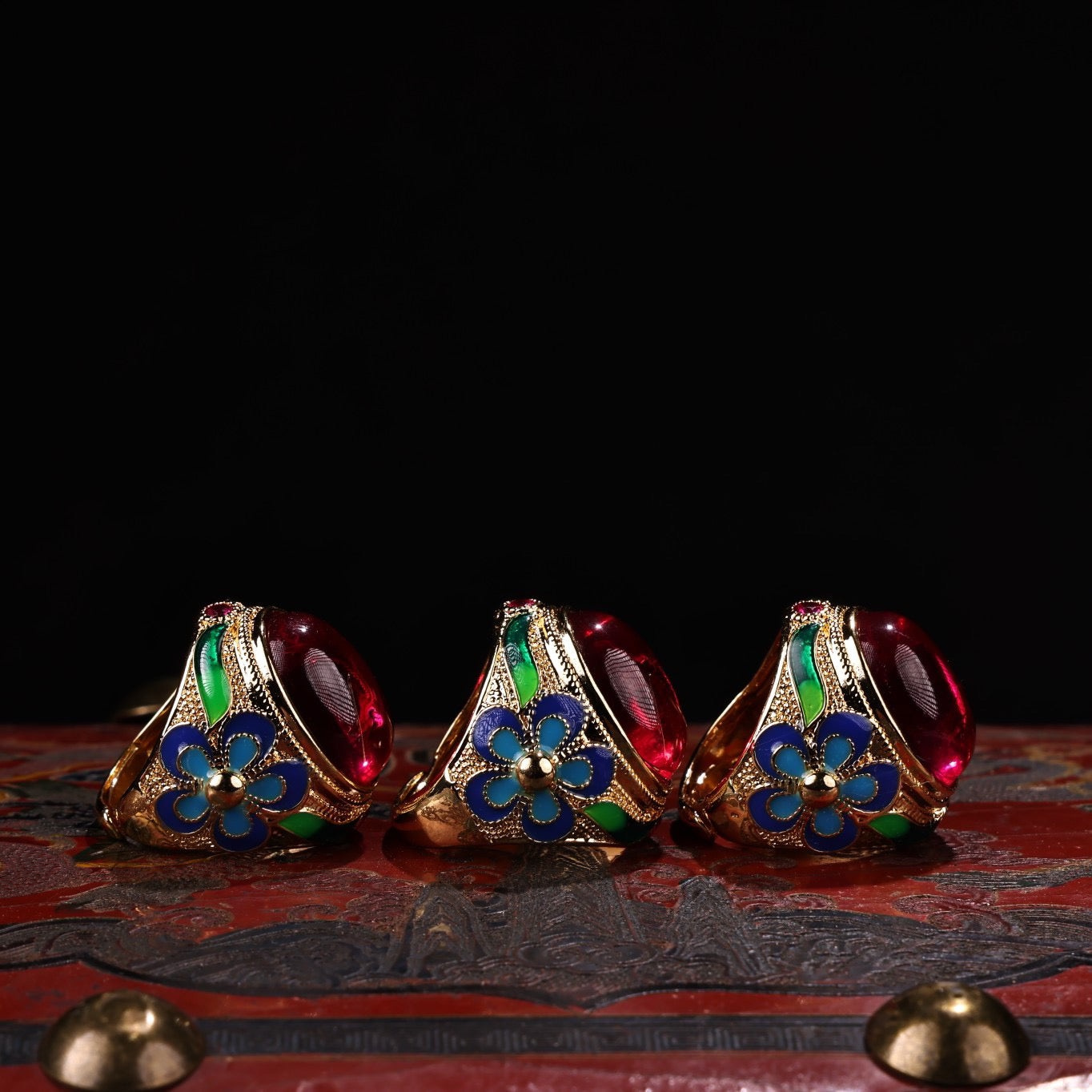 A box of rare and exquisite red gemstone and diamond rings set with Chinese antique gilded gold inlay