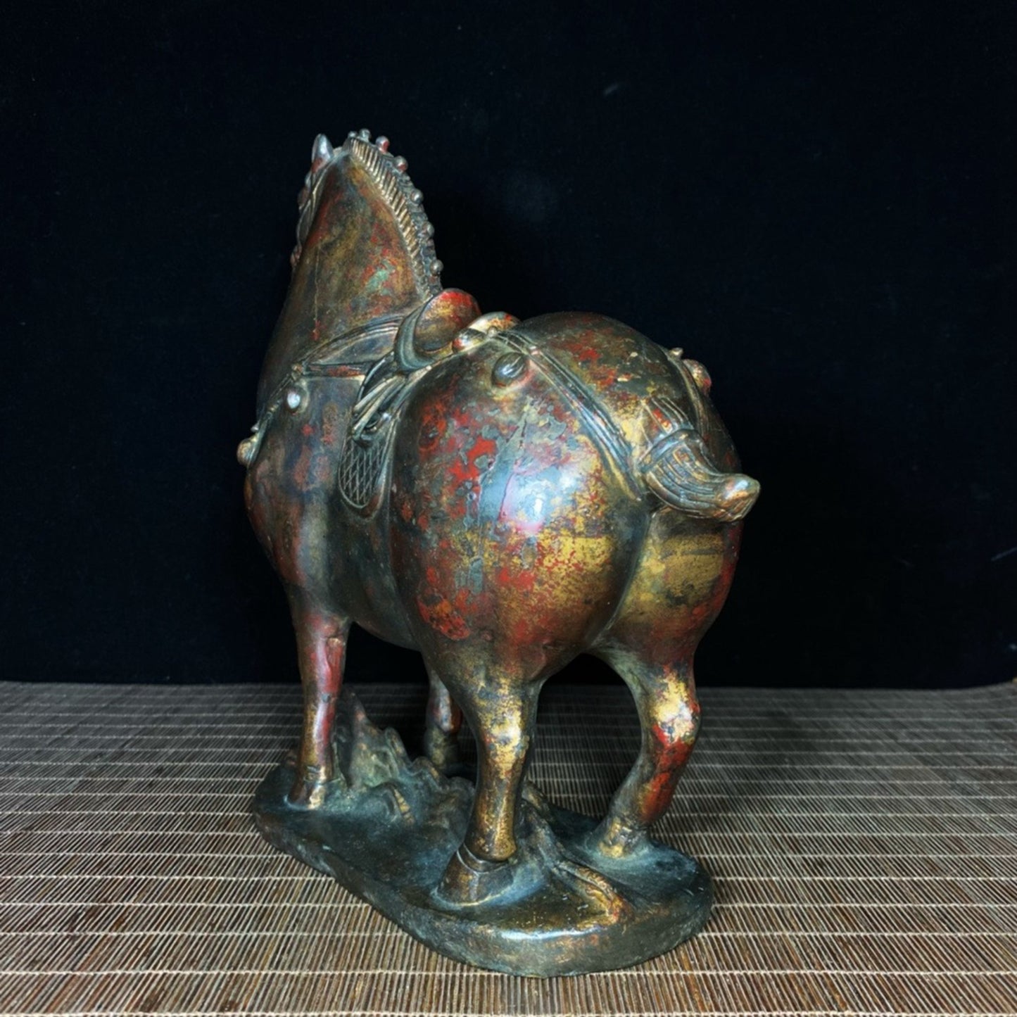Old copper tire mud golden horse