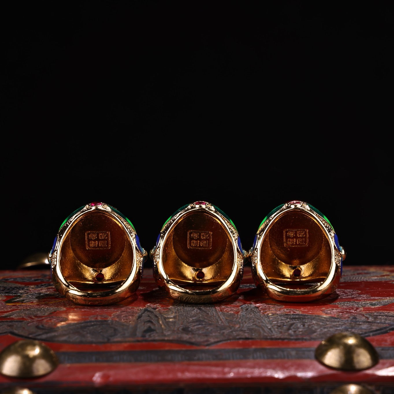 A box of rare and exquisite red gemstone and diamond rings set with Chinese antique gilded gold inlay