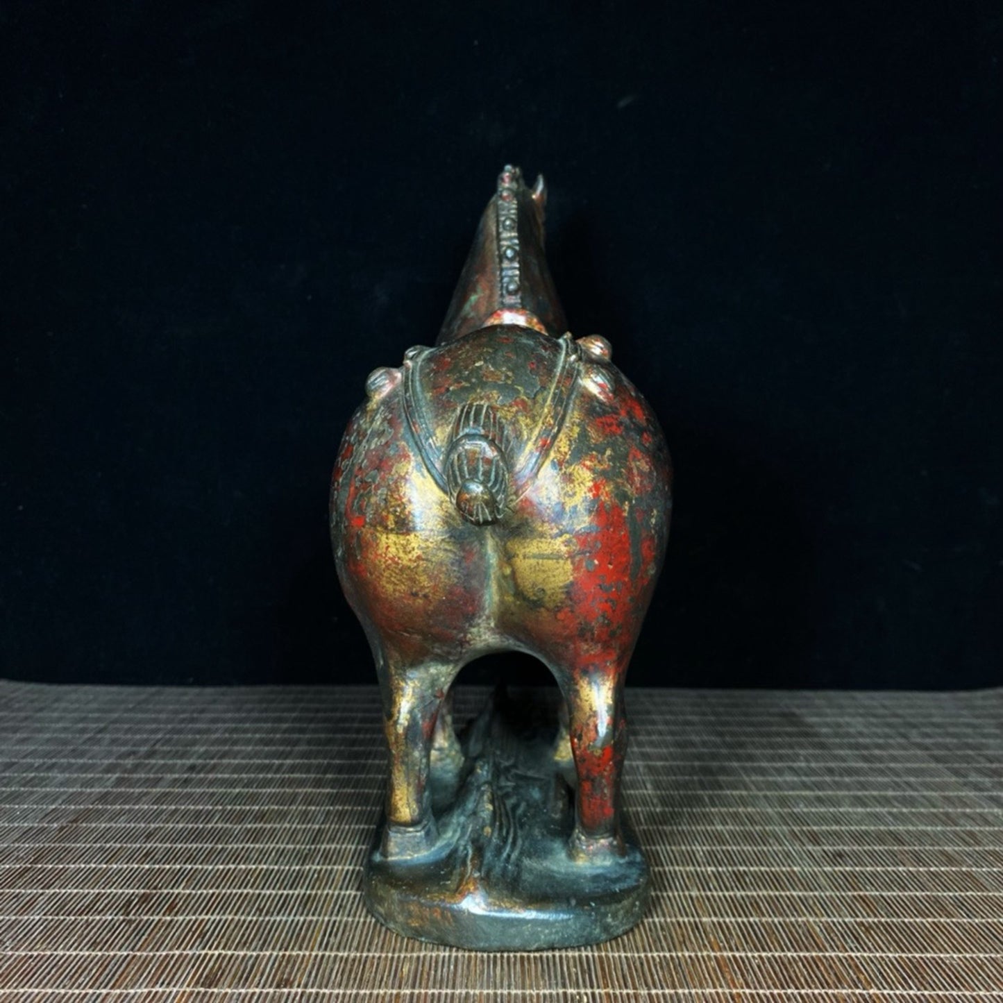 Old copper tire mud golden horse