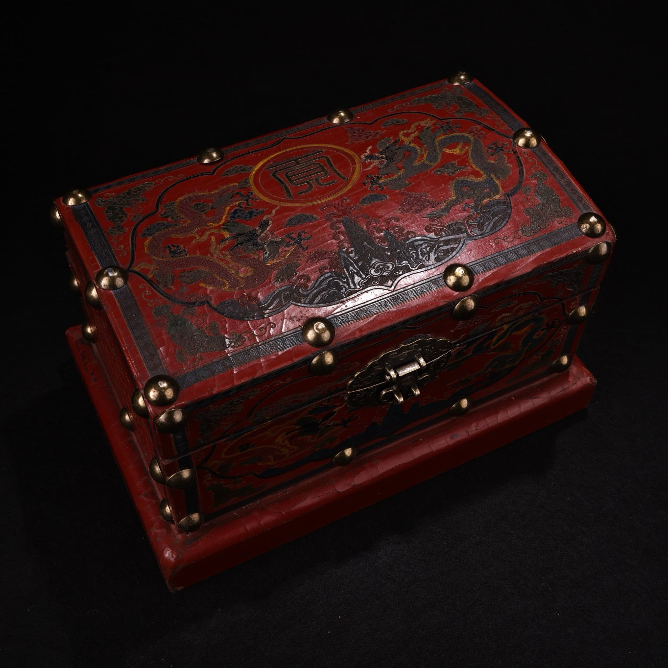 A box of rare and exquisite red gemstone and diamond rings set with Chinese antique gilded gold inlay