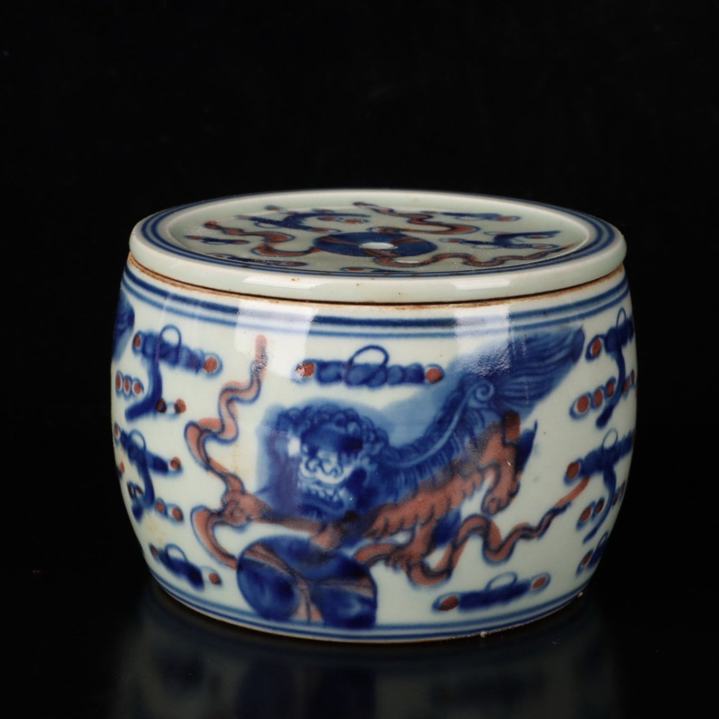 Blue and white glazed red lion rolling embroidered ball pattern cricket jar