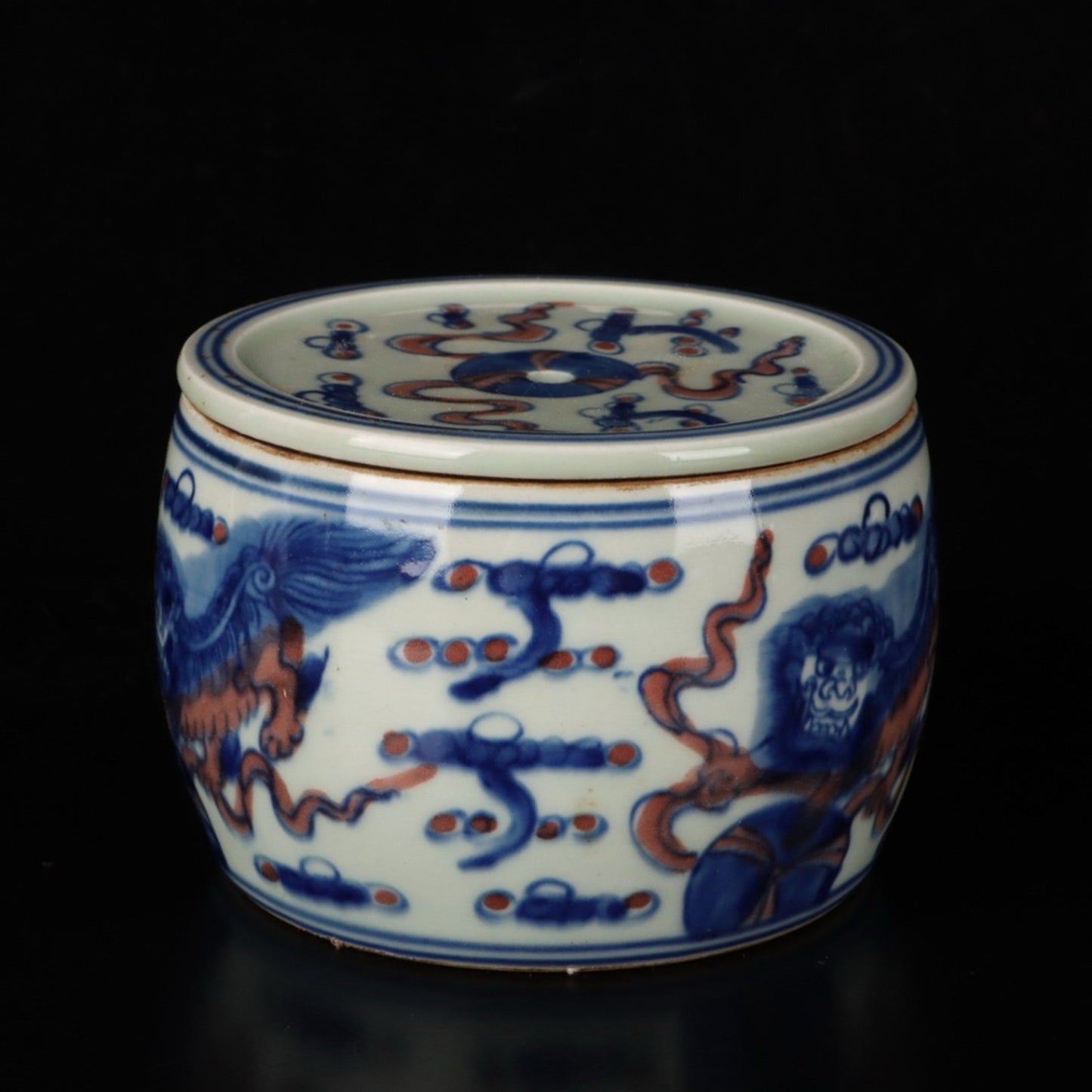 Blue and white glazed red lion rolling embroidered ball pattern cricket jar