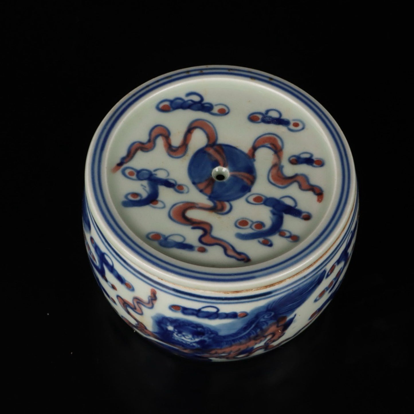 Blue and white glazed red lion rolling embroidered ball pattern cricket jar