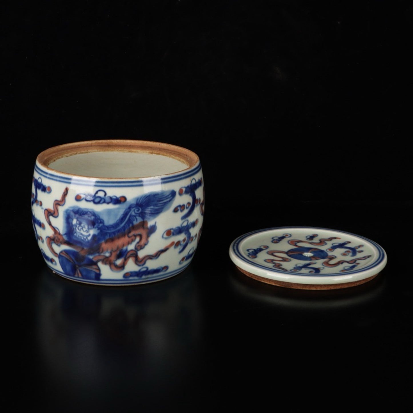 Blue and white glazed red lion rolling embroidered ball pattern cricket jar