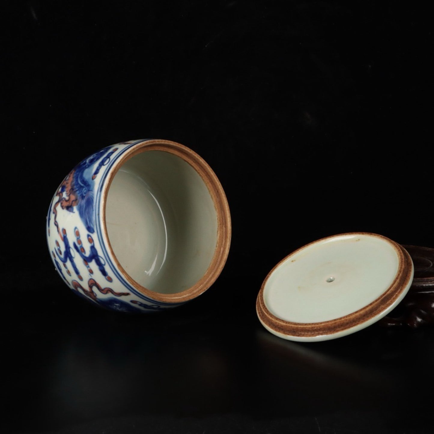 Blue and white glazed red lion rolling embroidered ball pattern cricket jar