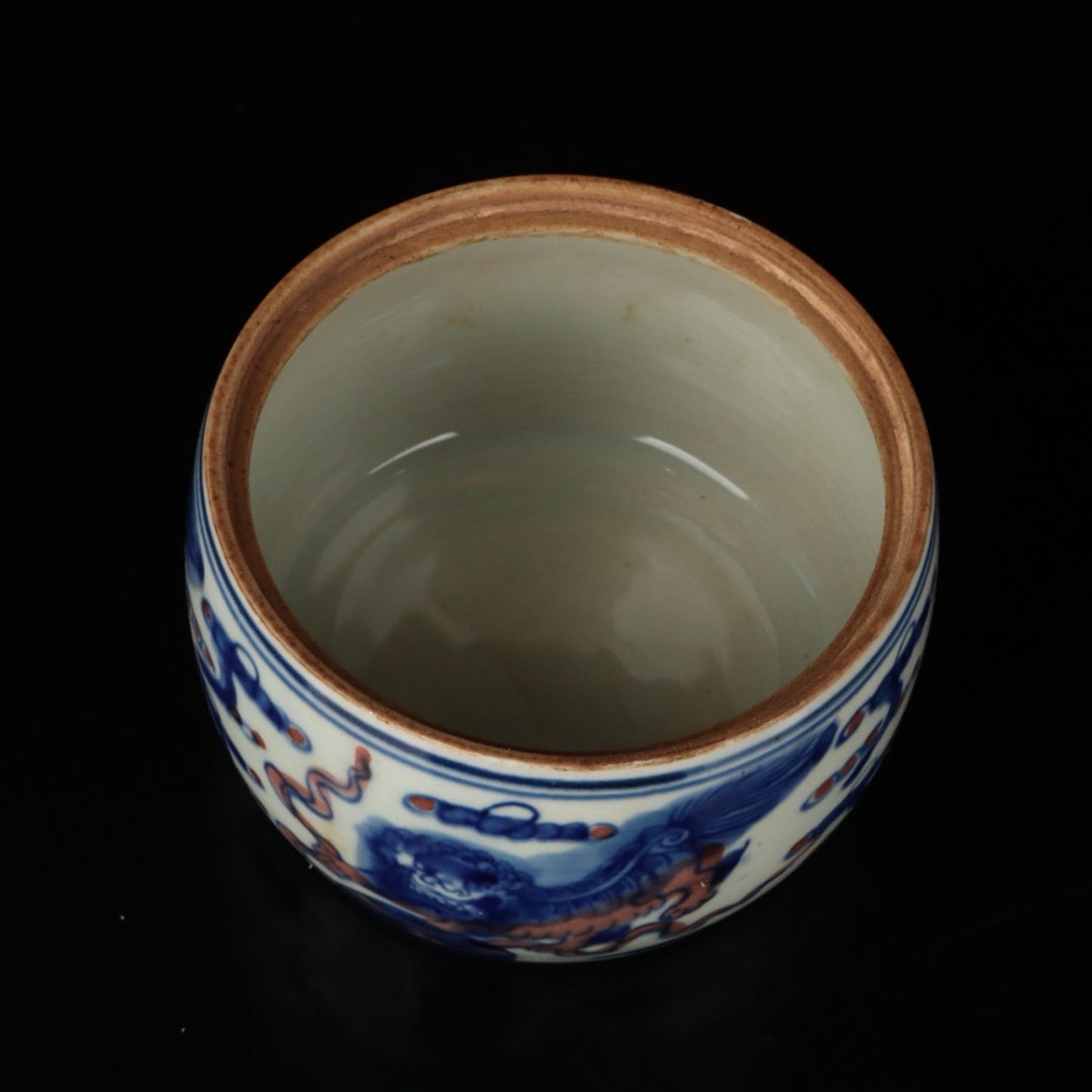 Blue and white glazed red lion rolling embroidered ball pattern cricket jar