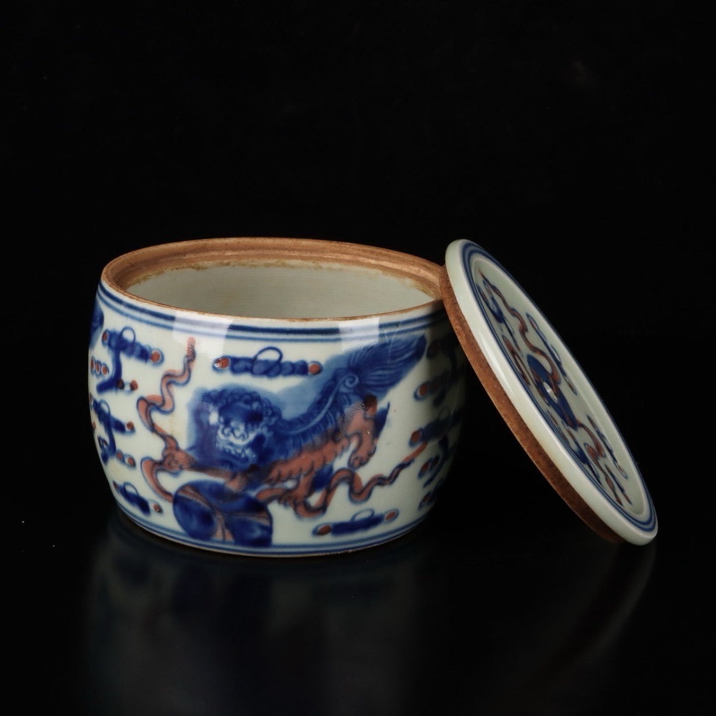 Blue and white glazed red lion rolling embroidered ball pattern cricket jar