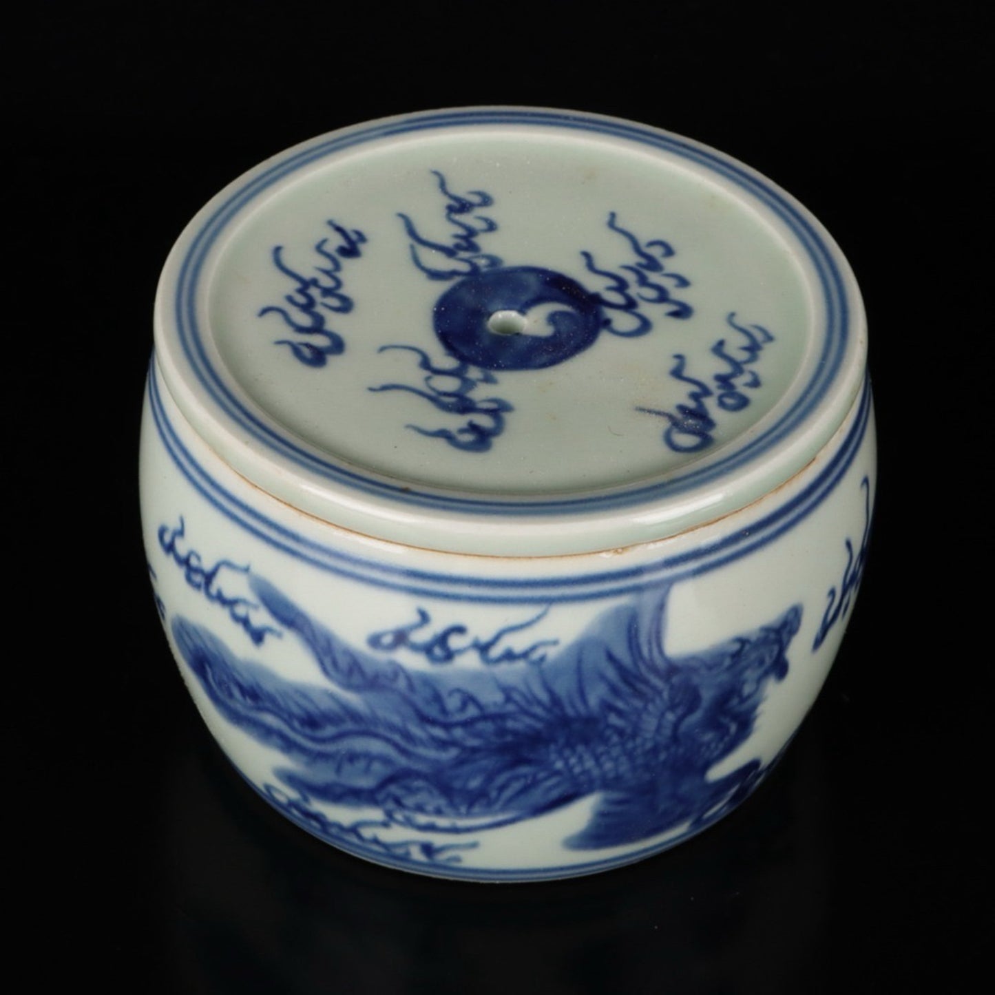 Blue and white dragon and phoenix auspicious pattern cricket jar