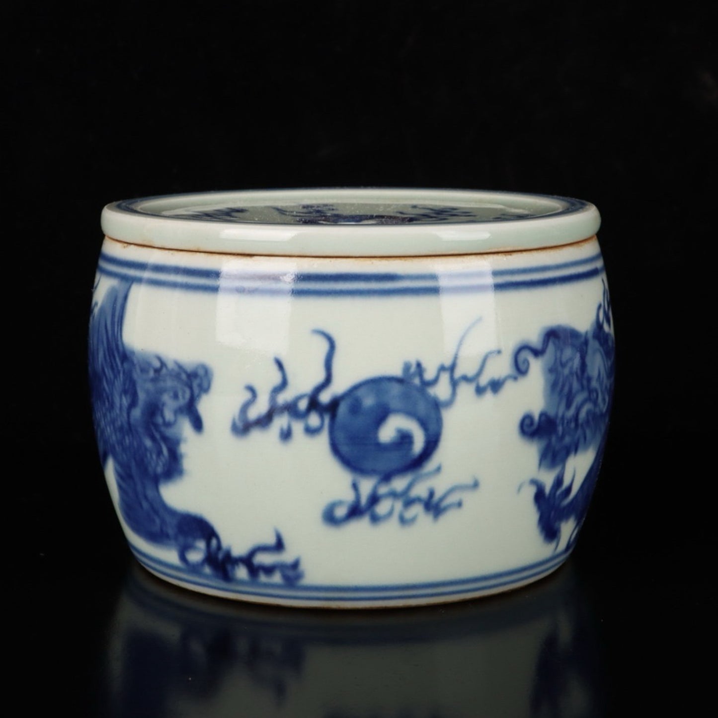 Blue and white dragon and phoenix auspicious pattern cricket jar