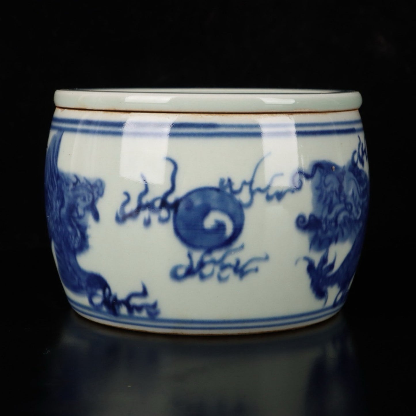 Blue and white dragon and phoenix auspicious pattern cricket jar