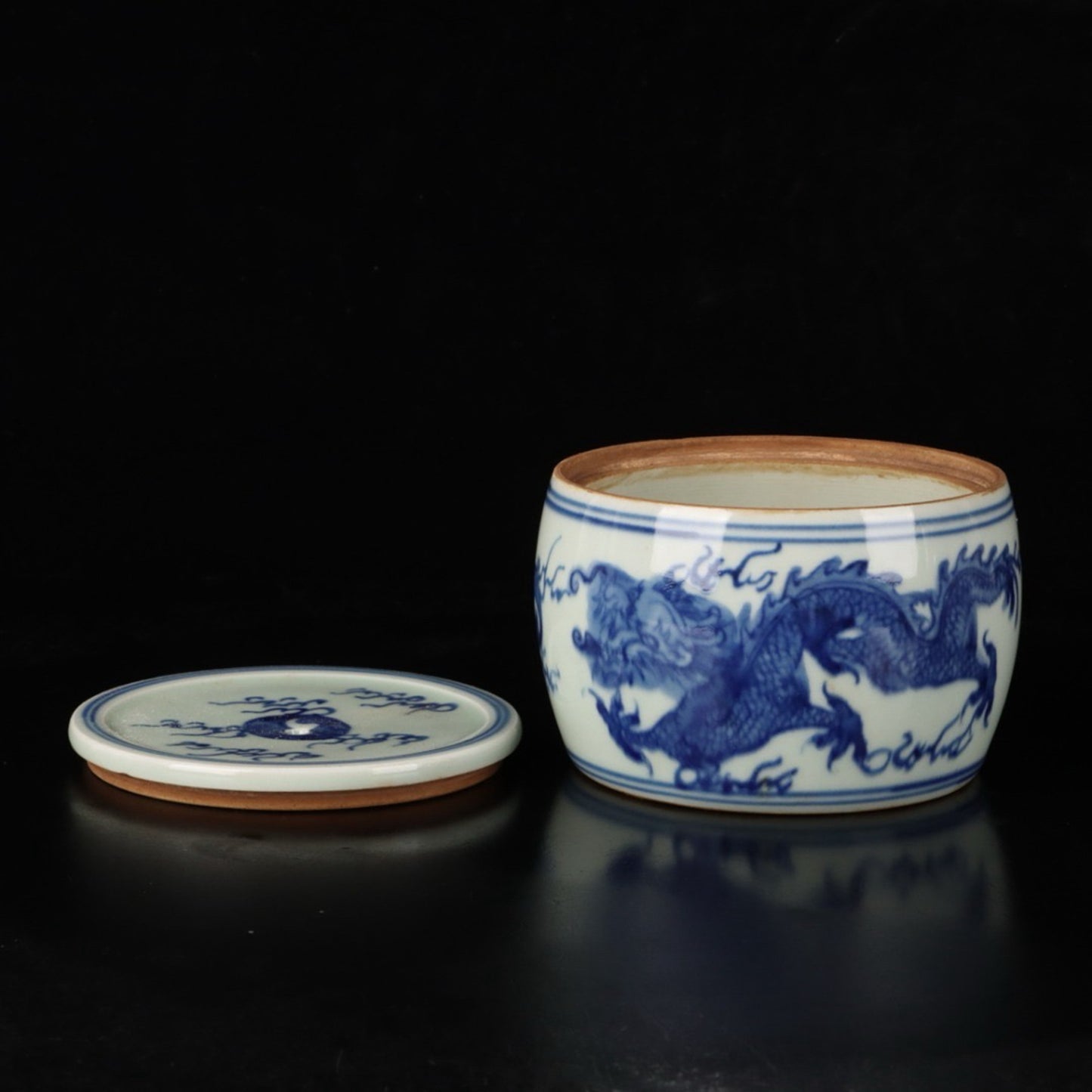 Blue and white dragon and phoenix auspicious pattern cricket jar