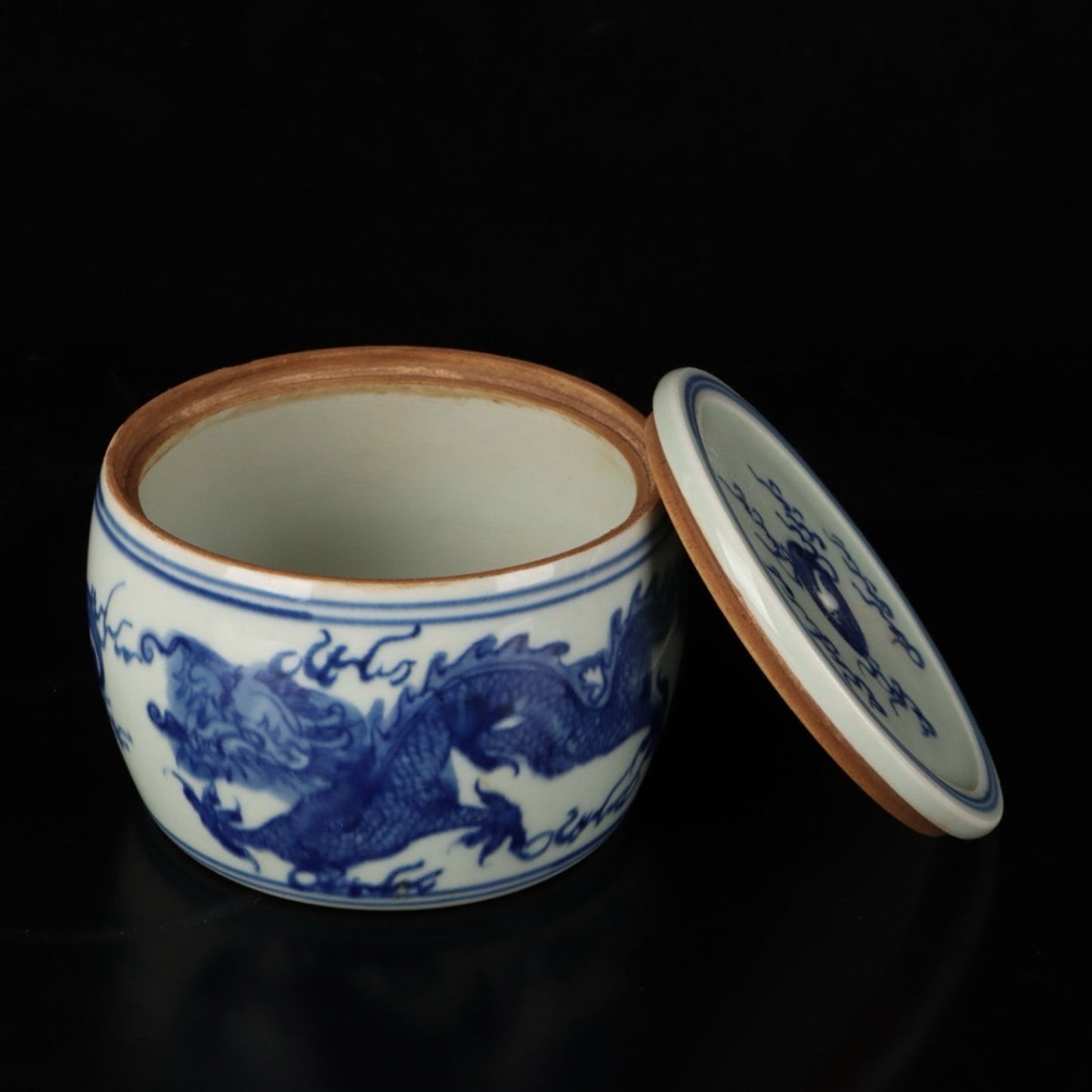 Blue and white dragon and phoenix auspicious pattern cricket jar
