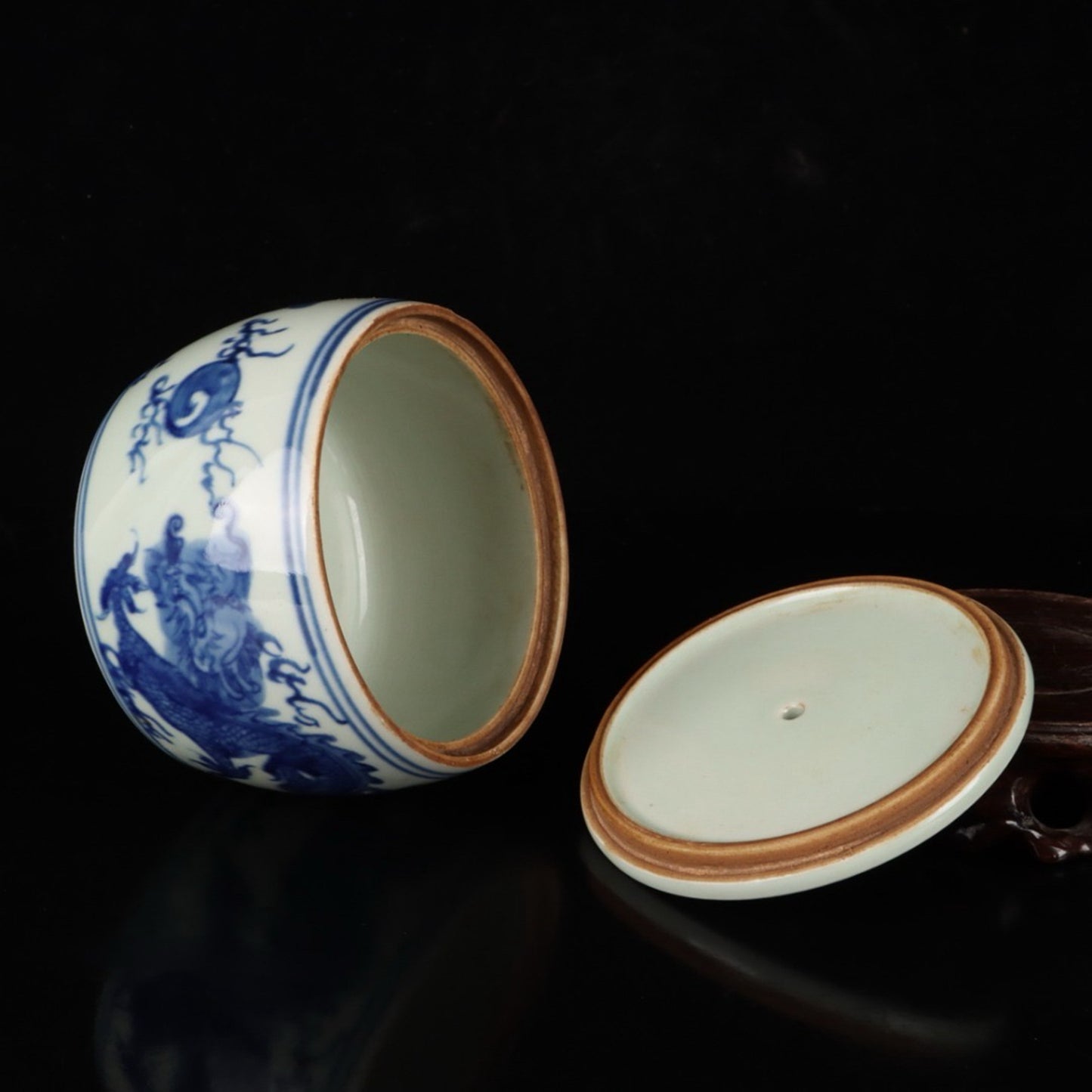 Blue and white dragon and phoenix auspicious pattern cricket jar