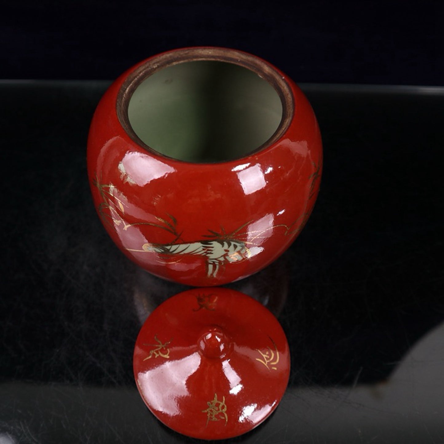 Gold painted sand red crane pattern covered jar