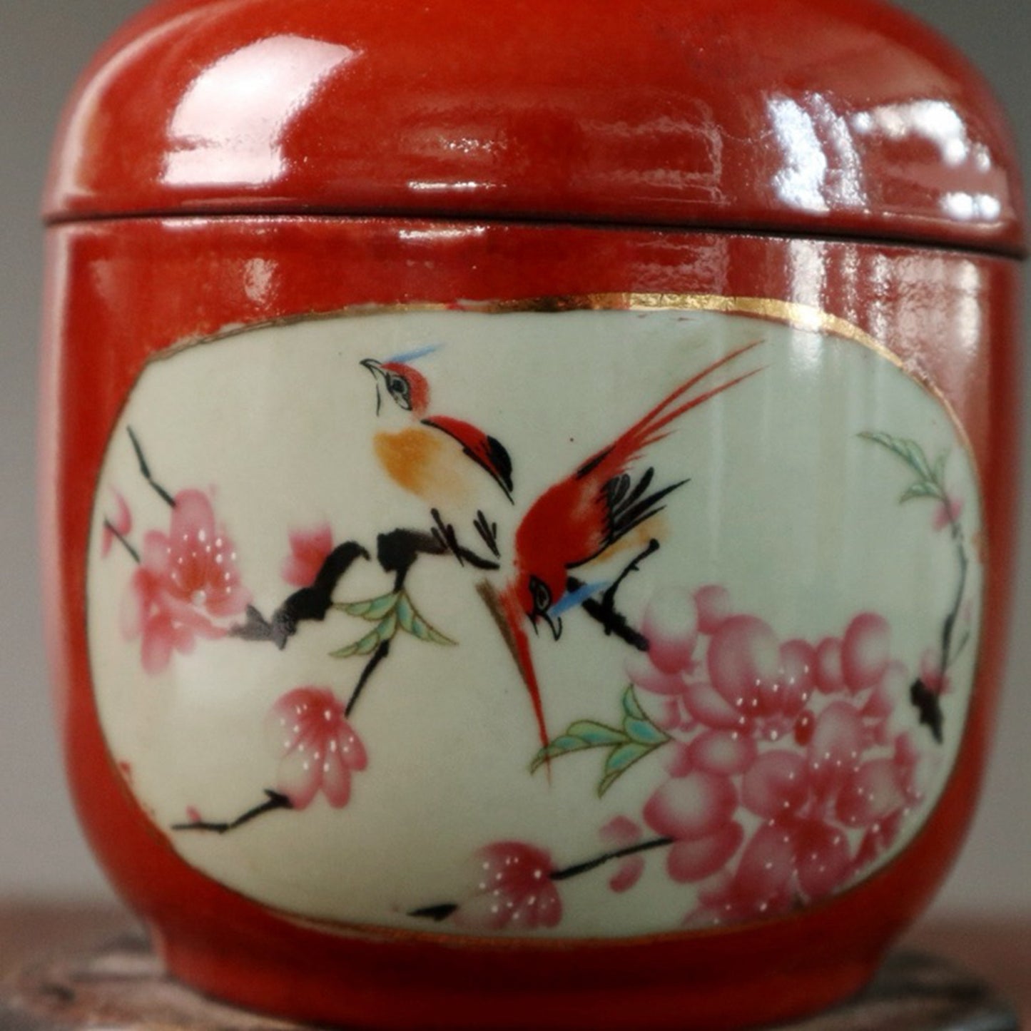 Red glazed double-sided window with flower and bird pattern lid jar