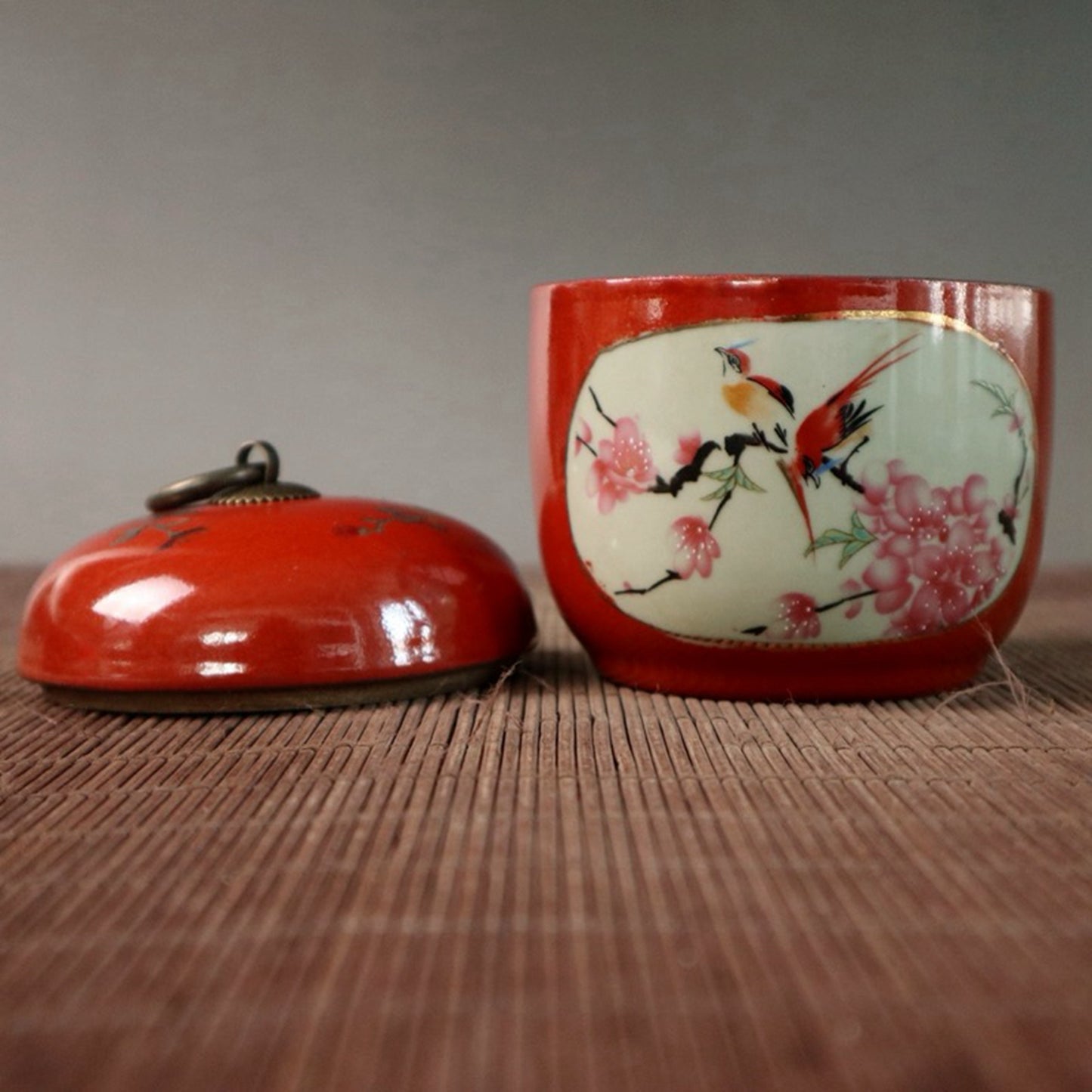 Red glazed double-sided window with flower and bird pattern lid jar