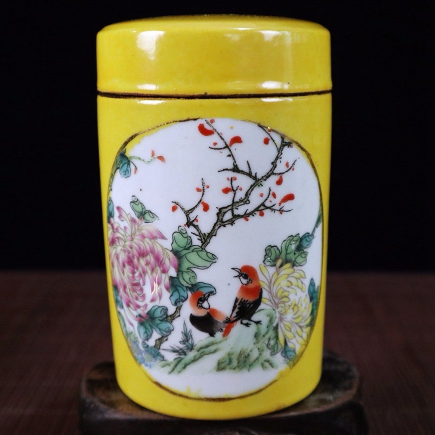 Yellow glazed window with flower and bird pattern tea tube