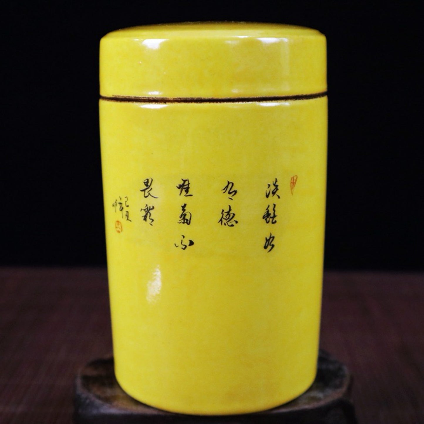 Yellow glazed window with flower and bird pattern tea tube