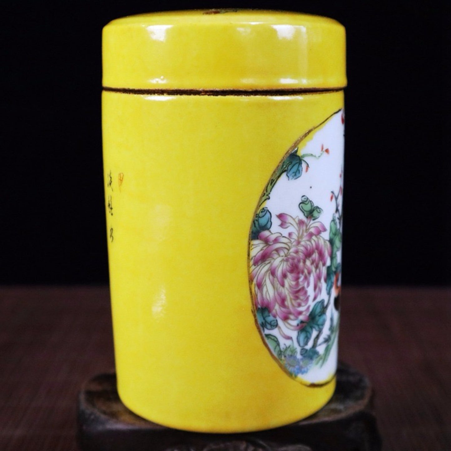 Yellow glazed window with flower and bird pattern tea tube