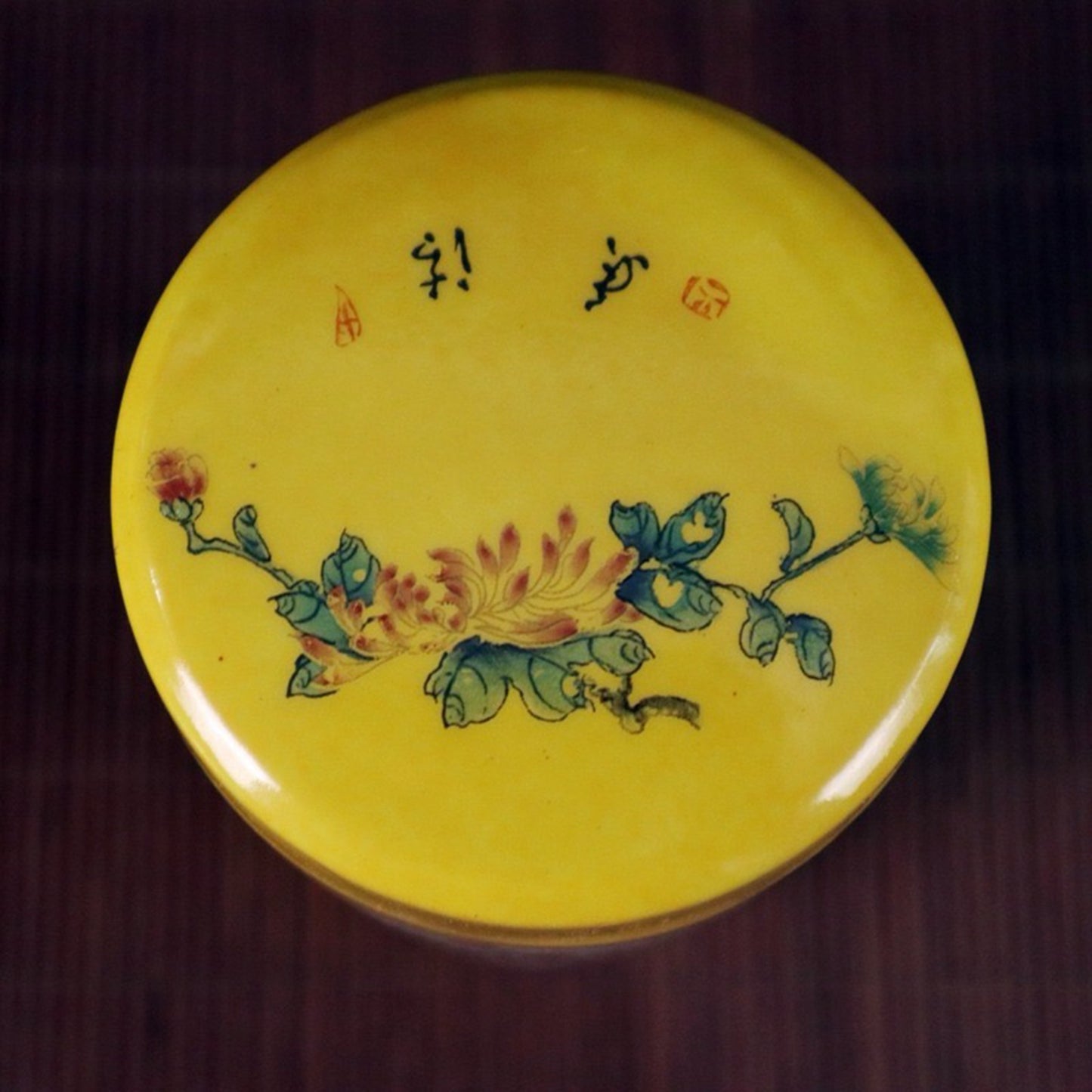 Yellow glazed window with flower and bird pattern tea tube