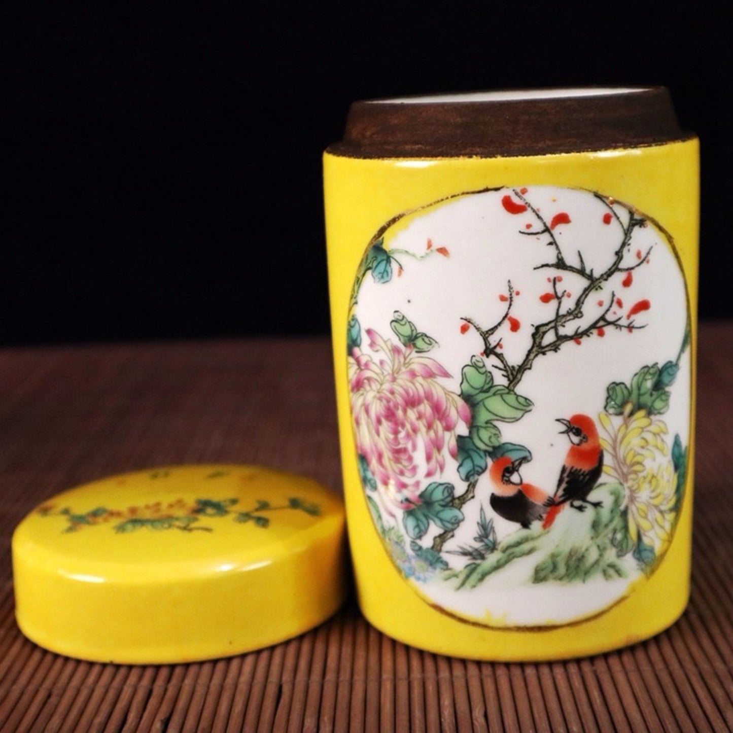 Yellow glazed window with flower and bird pattern tea tube