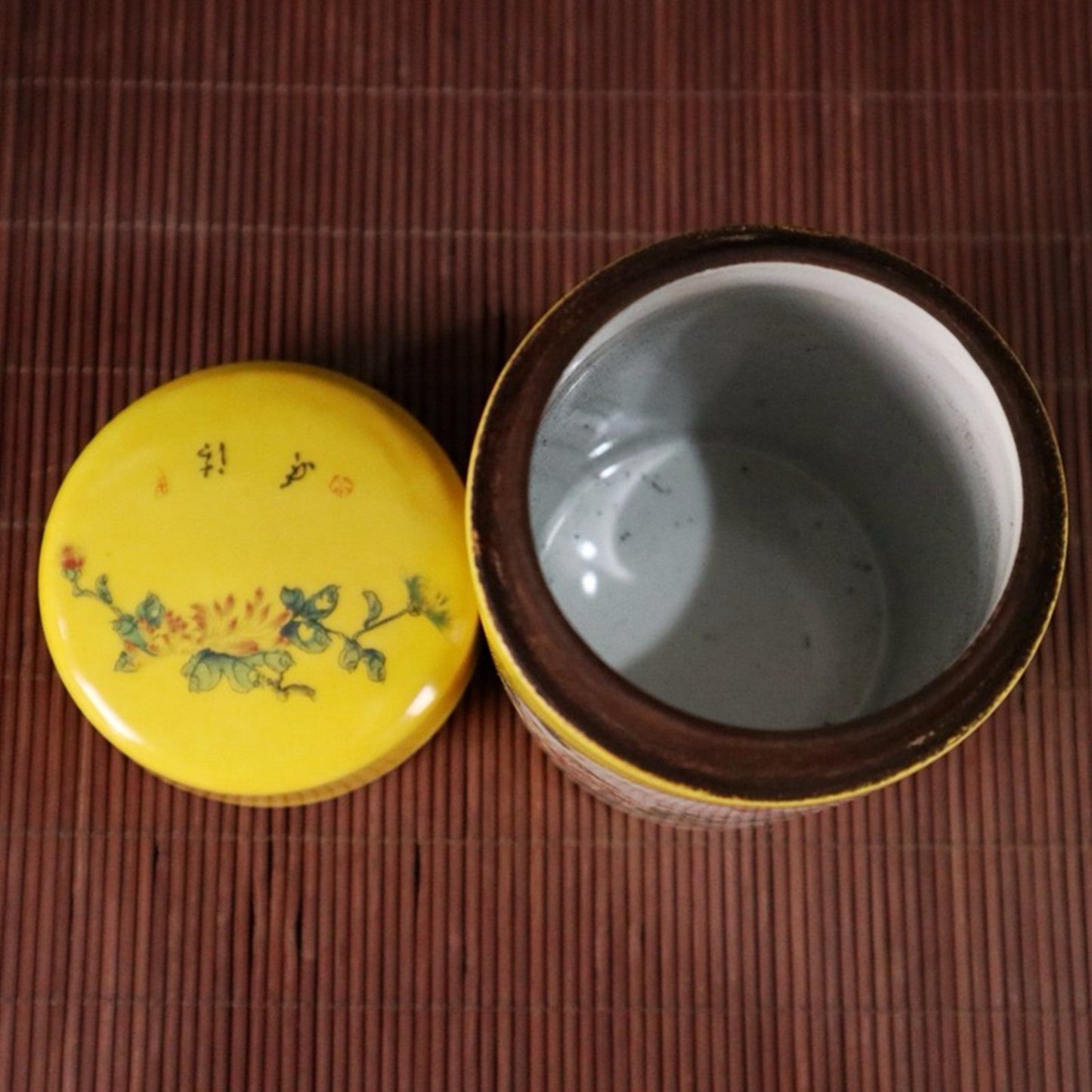 Yellow glazed window with flower and bird pattern tea tube