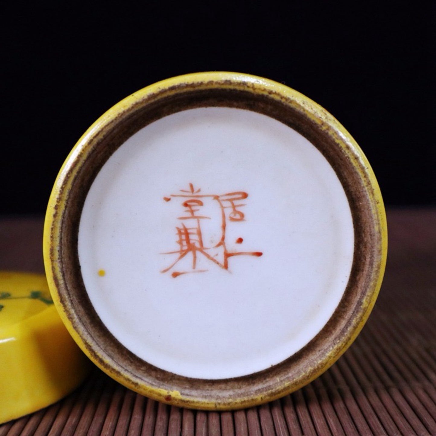 Yellow glazed window with flower and bird pattern tea tube