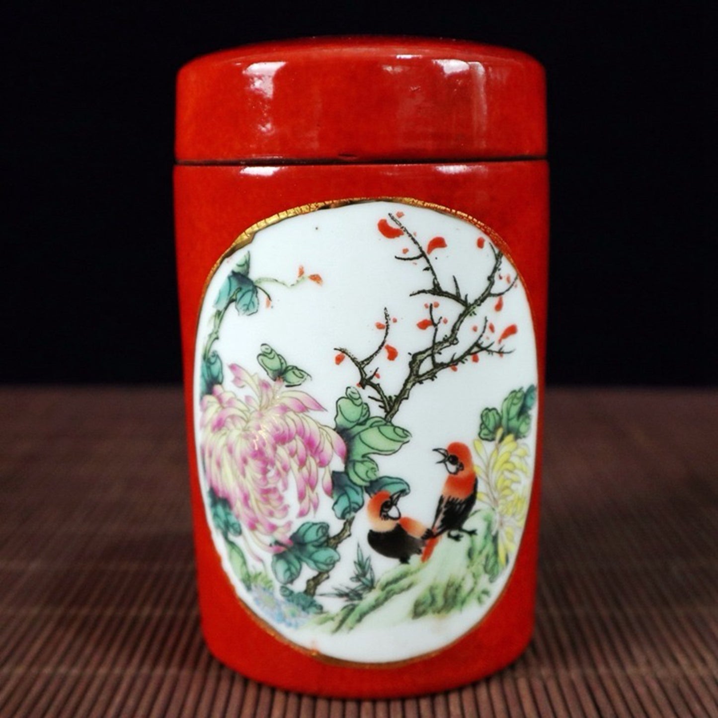 Red glazed window with flower and bird pattern tea tube