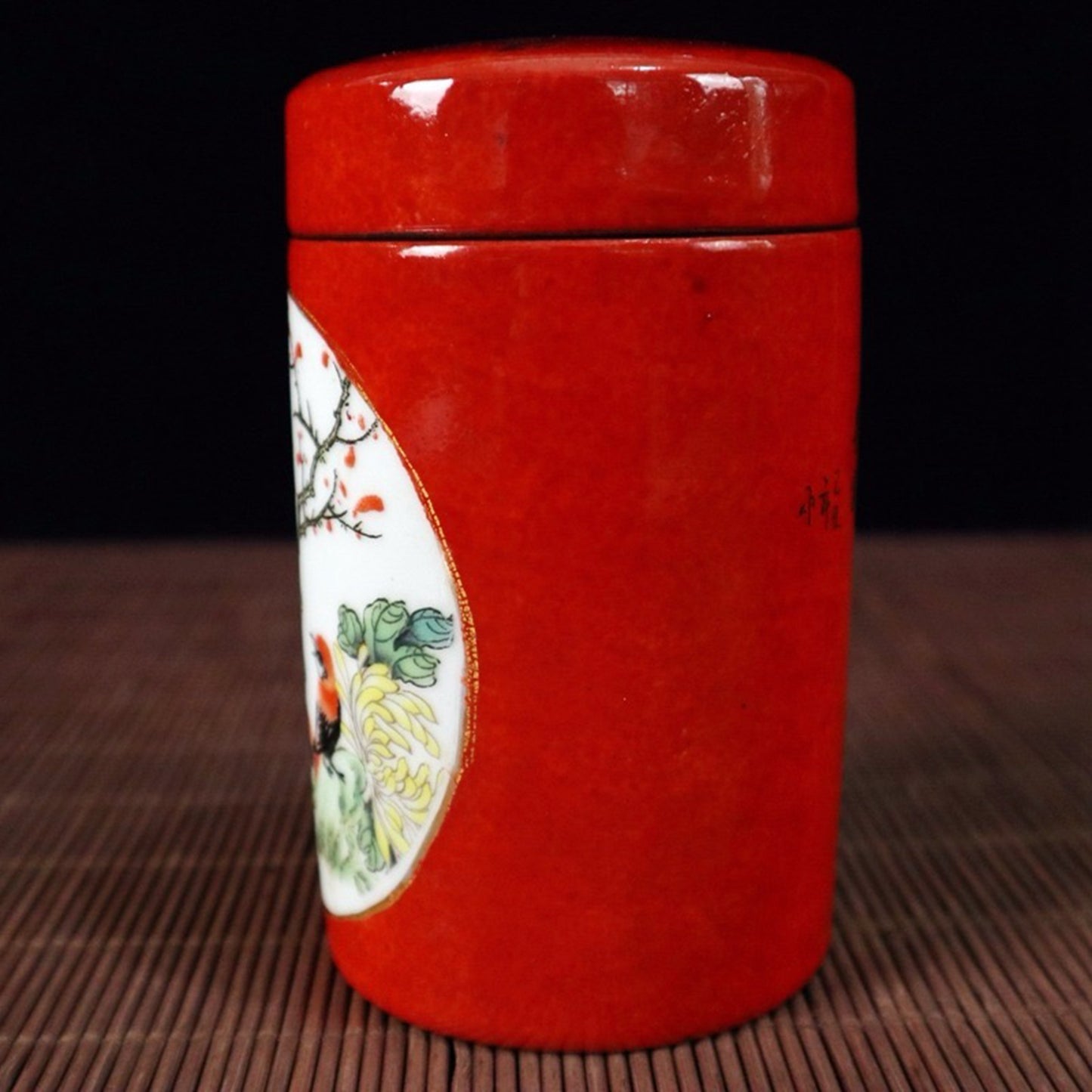 Red glazed window with flower and bird pattern tea tube