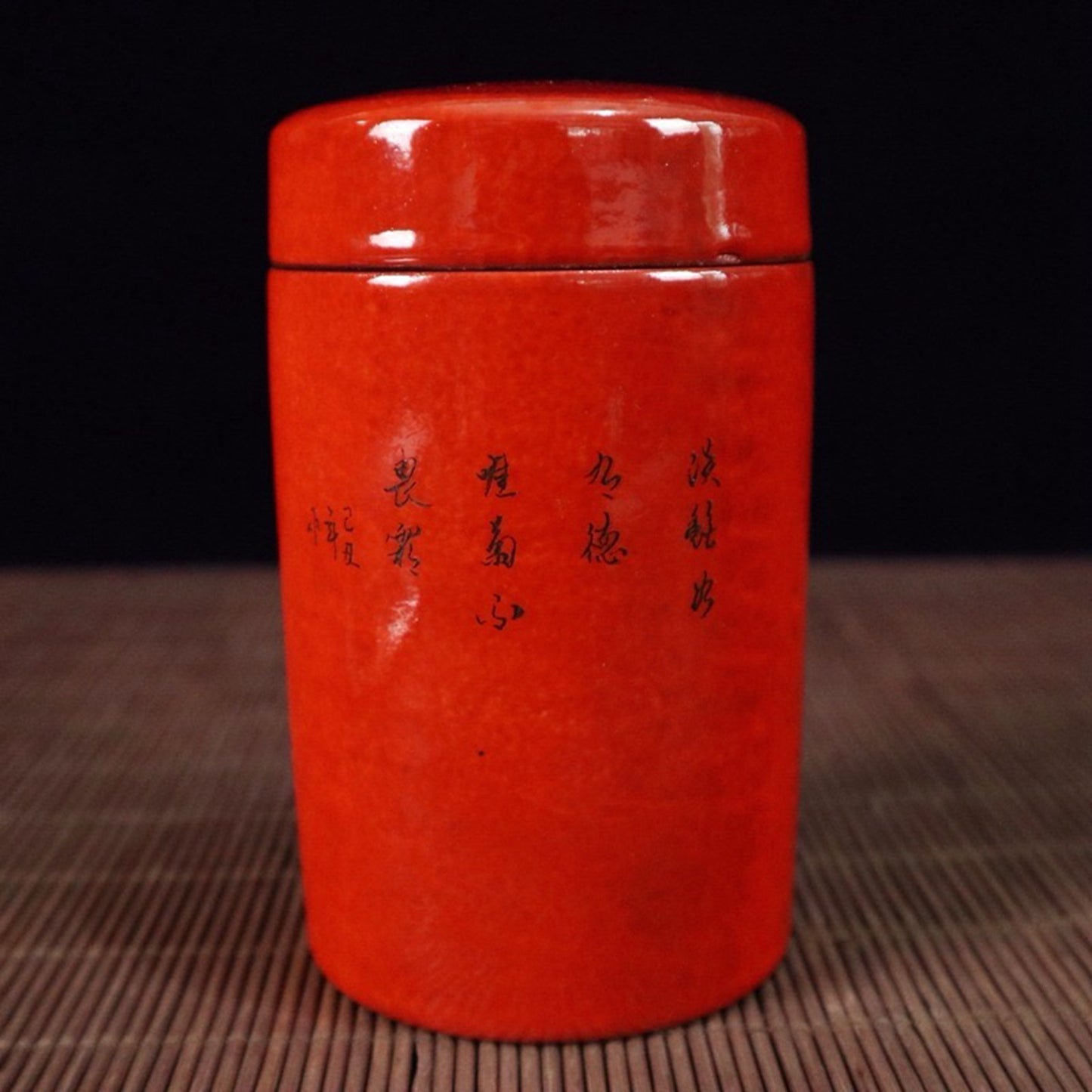 Red glazed window with flower and bird pattern tea tube