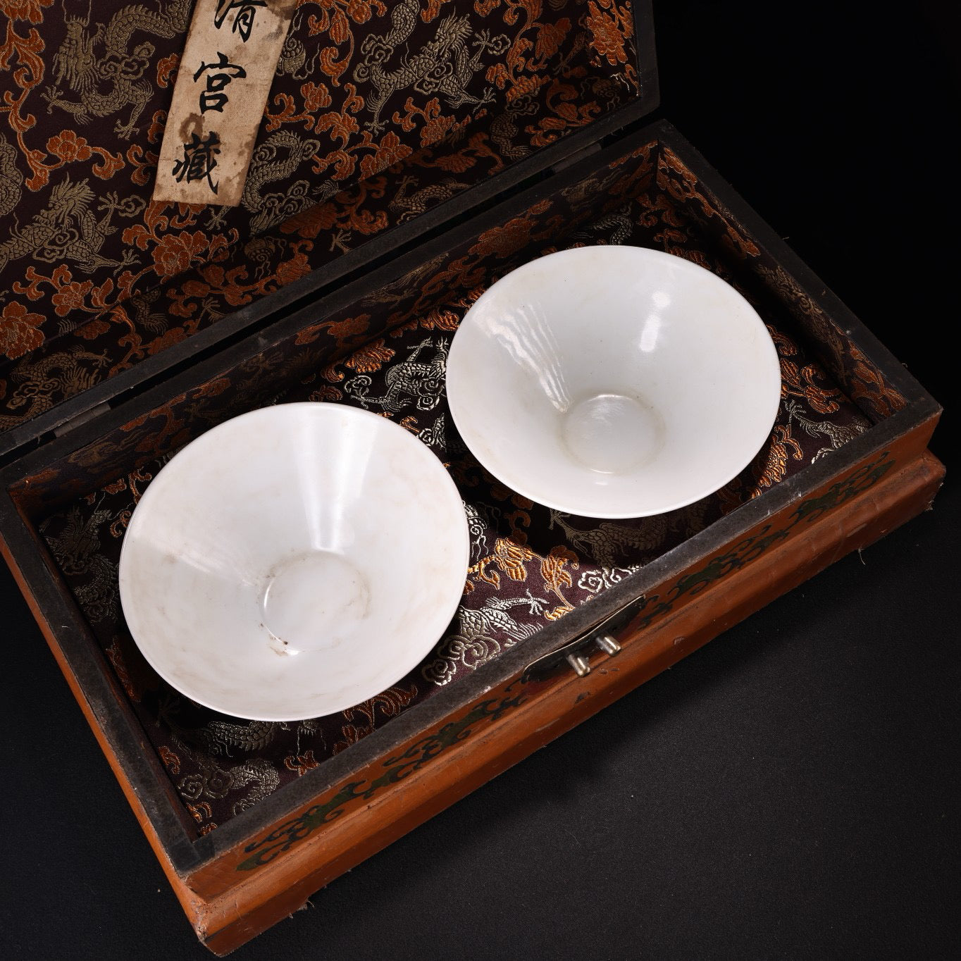 A pair of Chinese antique pink porcelain bowls