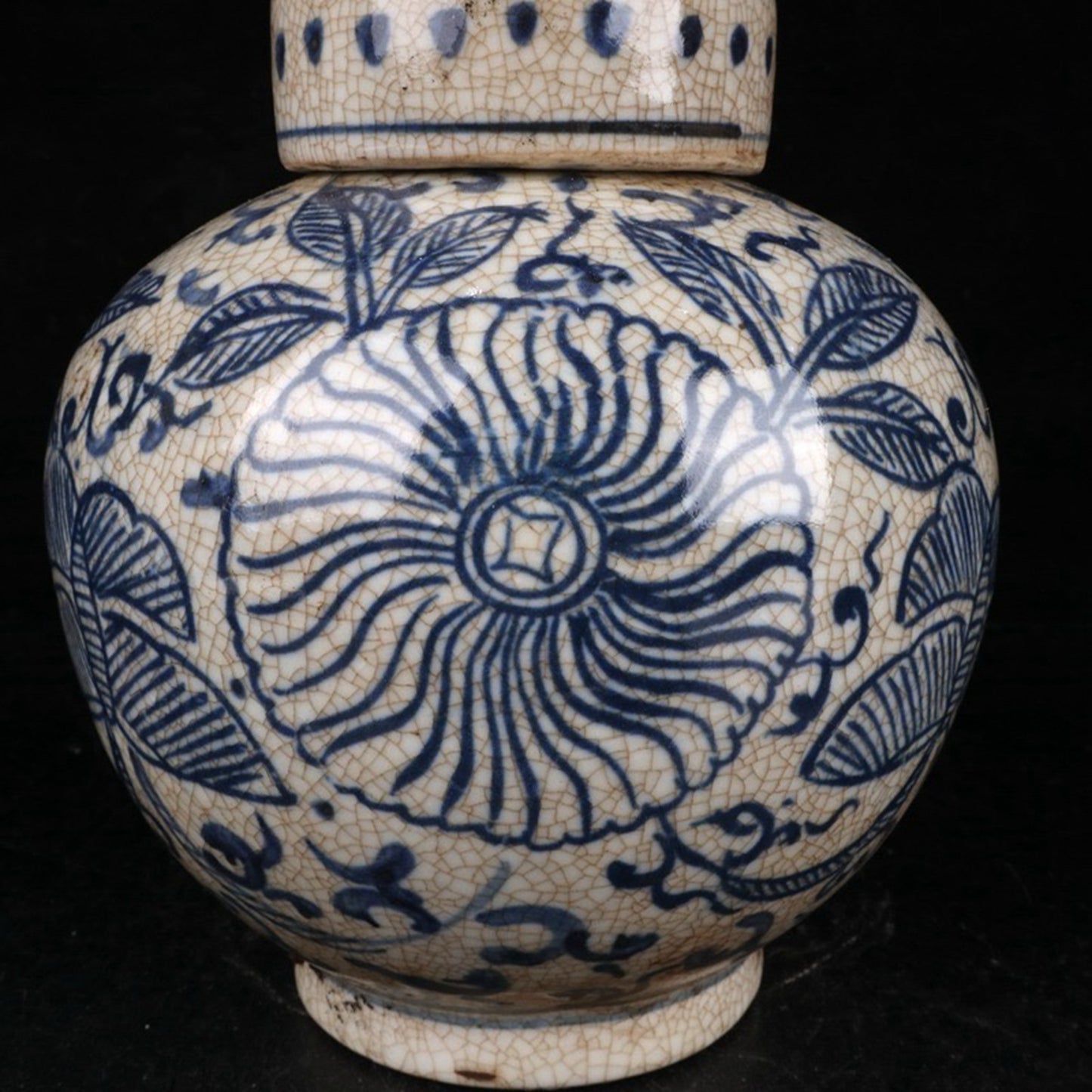 Blue and white split flower patterned lid jar