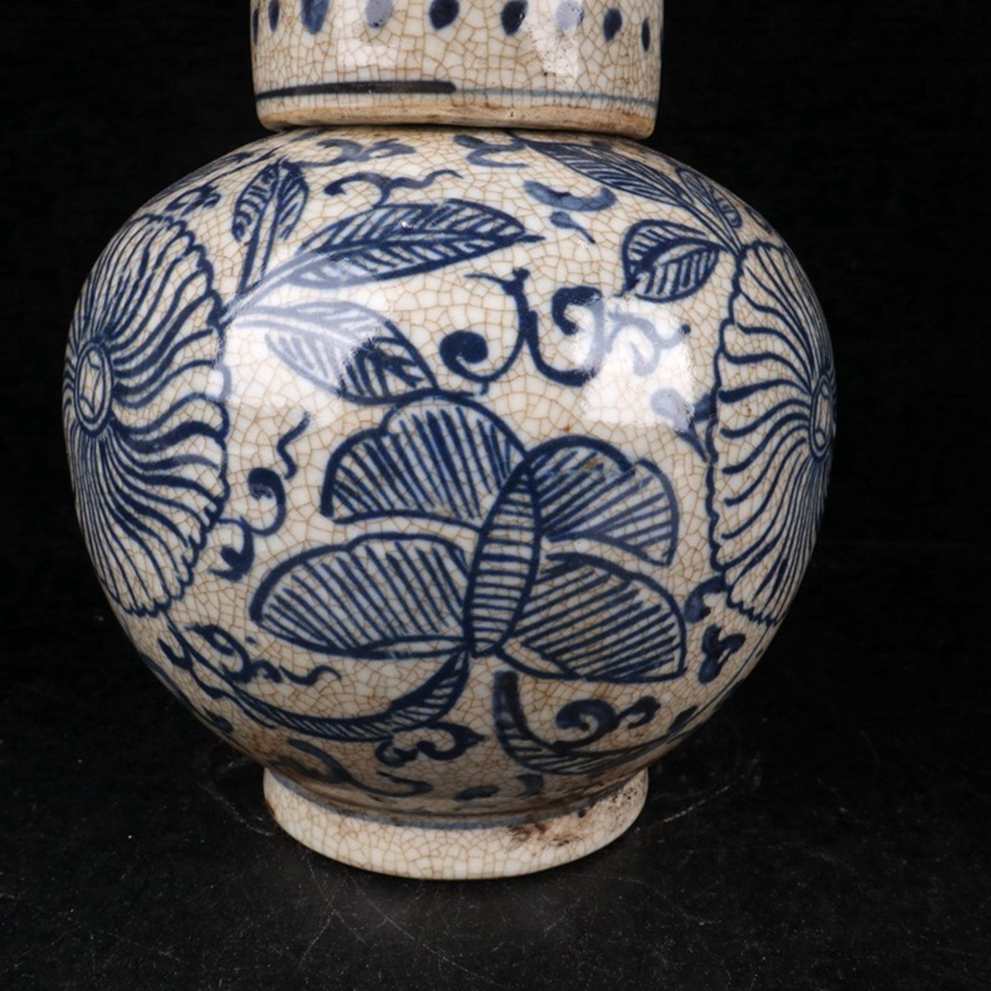 Blue and white split flower patterned lid jar
