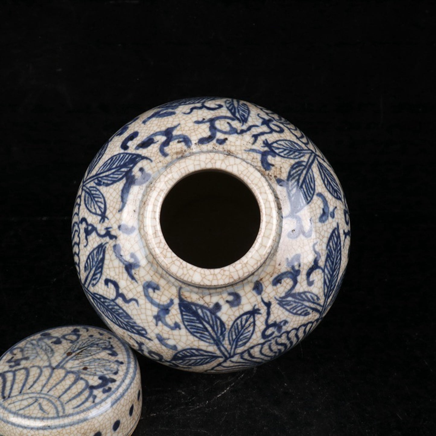 Blue and white split flower patterned lid jar